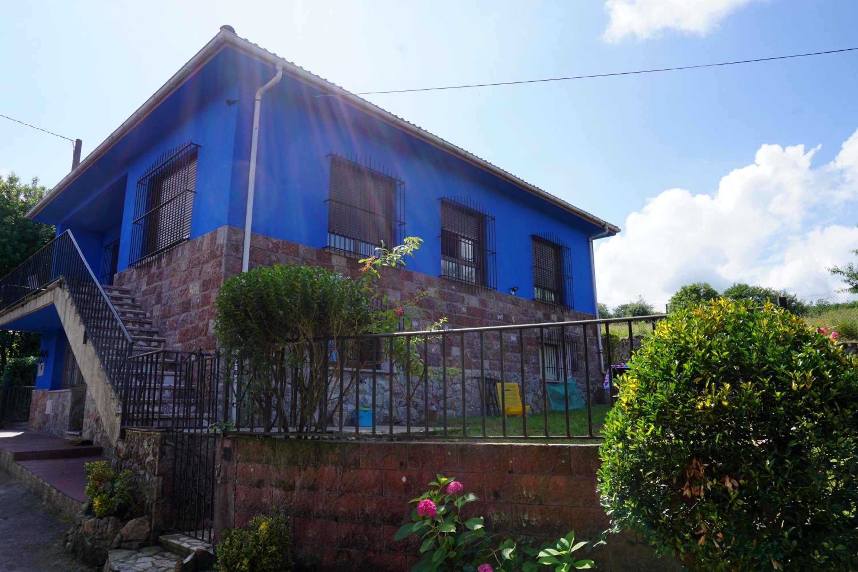 Three-Bedroom House photo 2