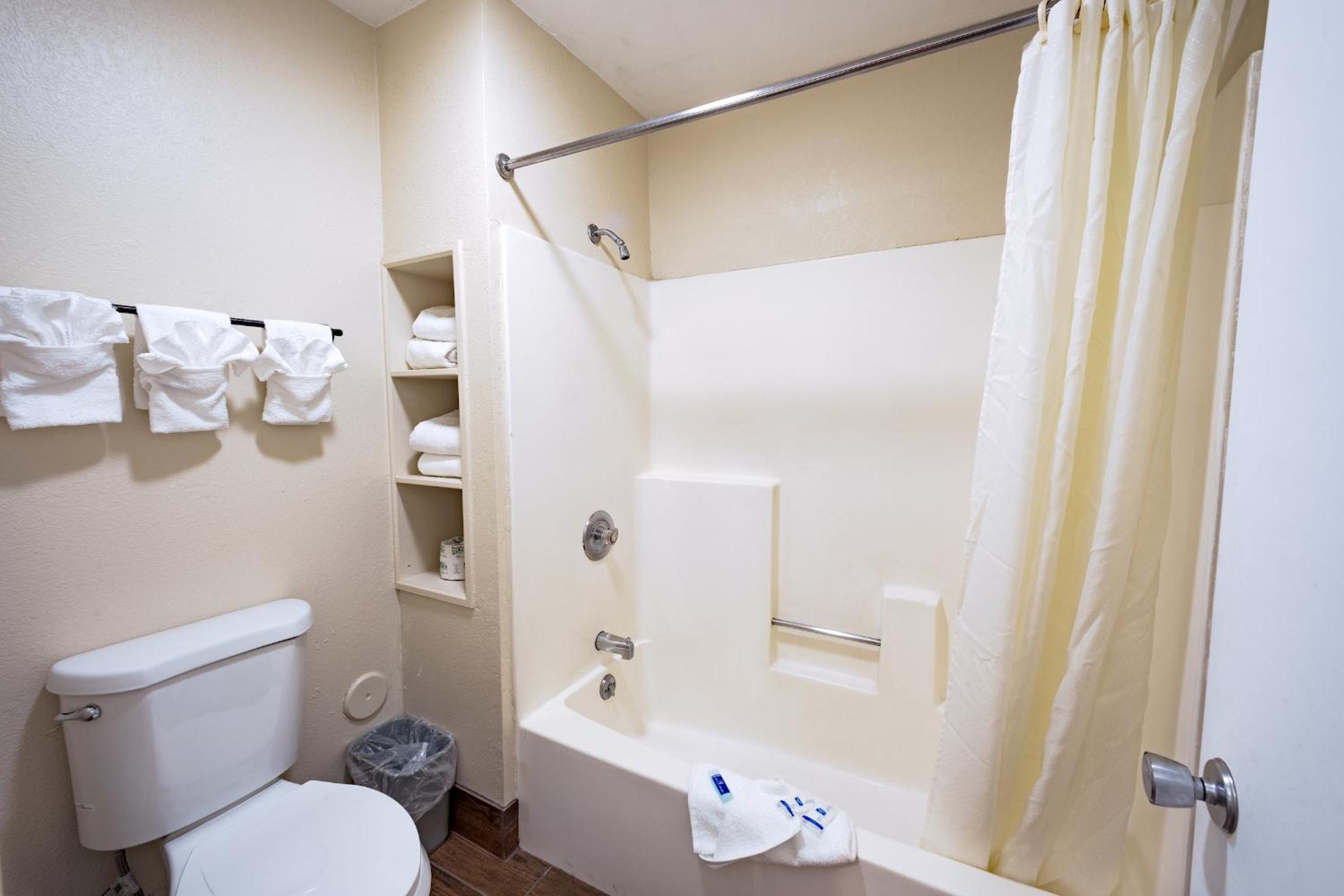 King Room - Non-Smoking - Photo 2