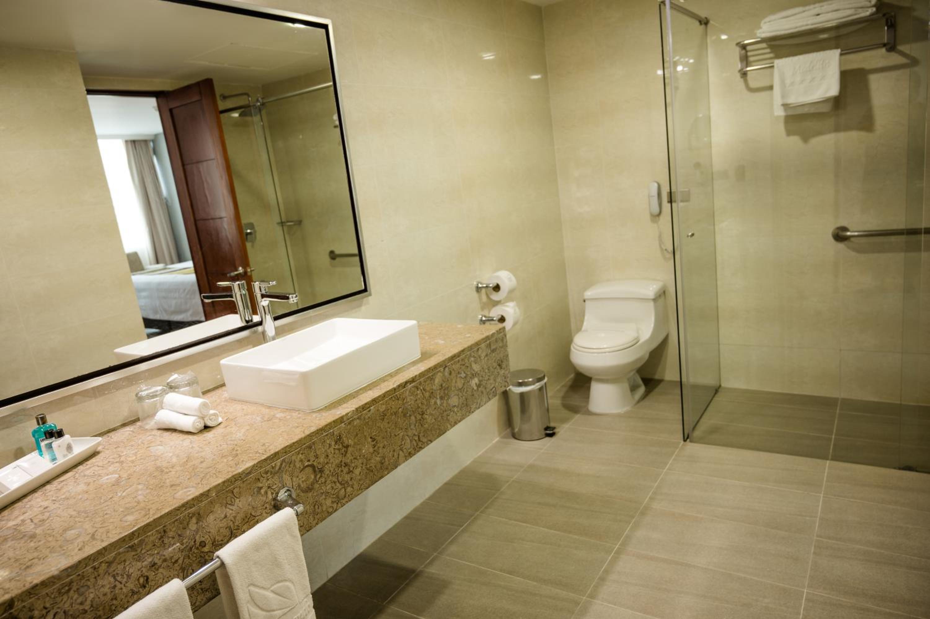 Suite - Photo 5