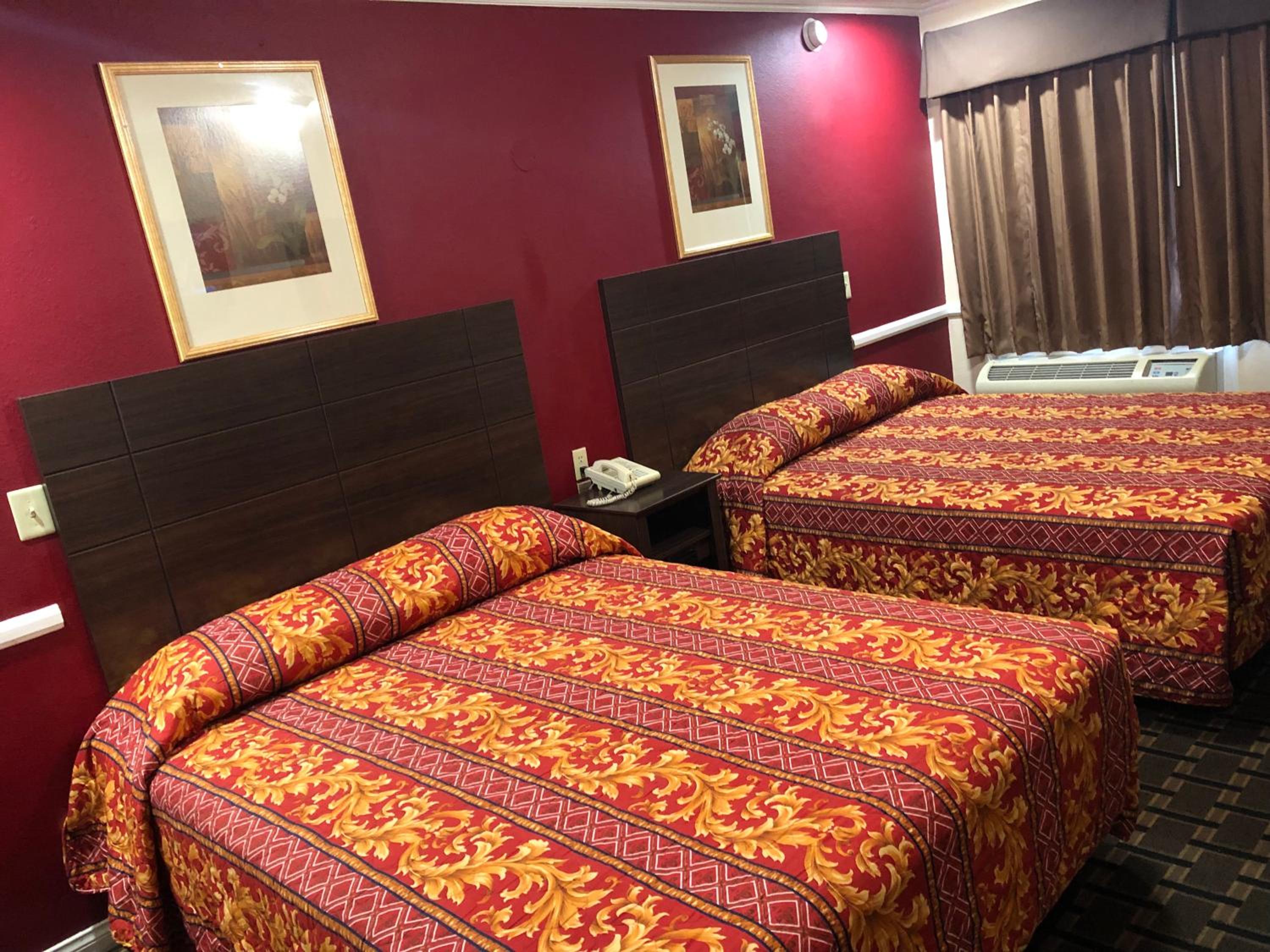 Queen Room with Two Queen Beds - Photo 10