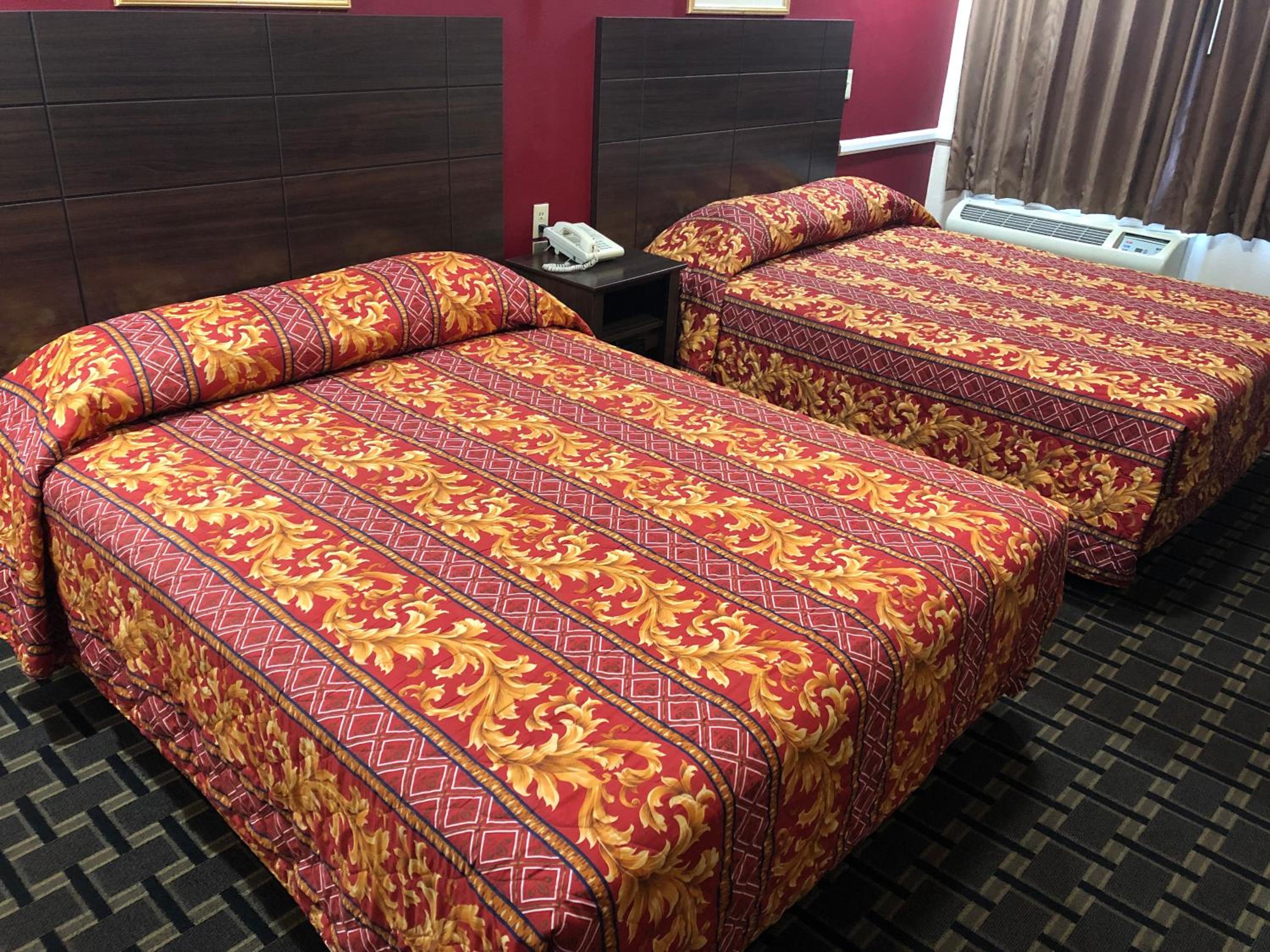 Queen Room with Two Queen Beds - Photo 11