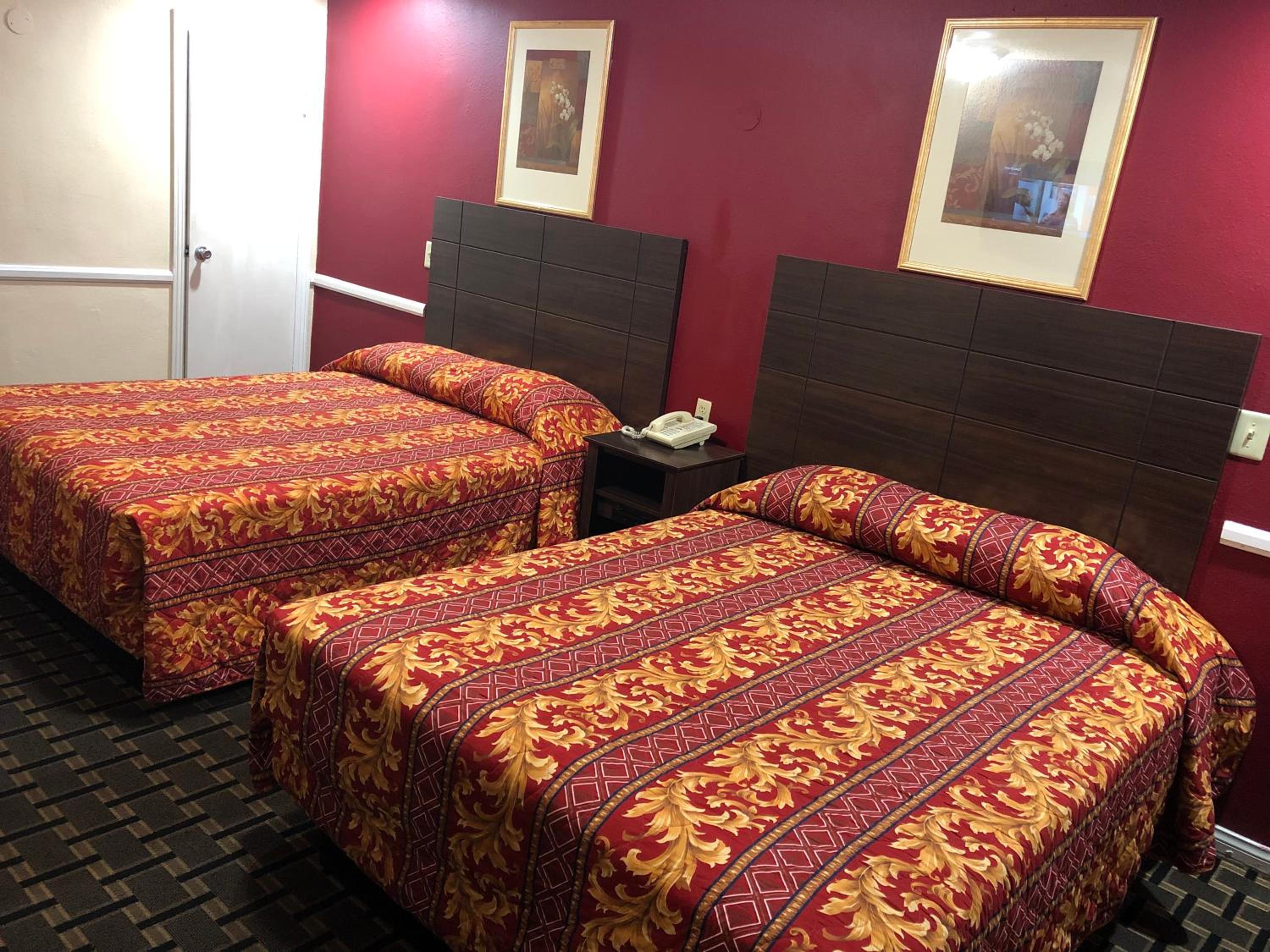 Queen Room with Two Queen Beds - Photo 13