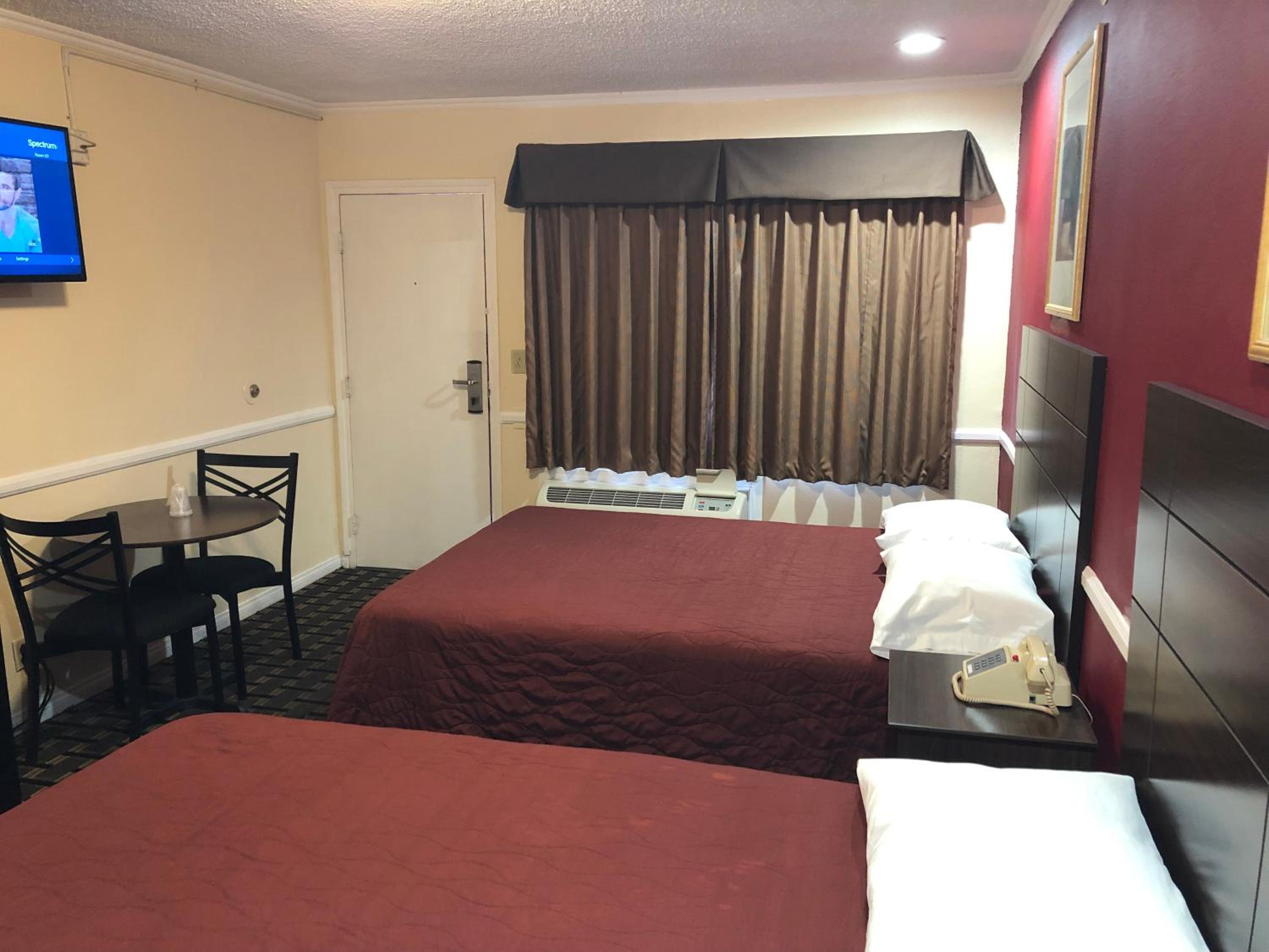 Queen Room with Two Queen Beds - Photo 20
