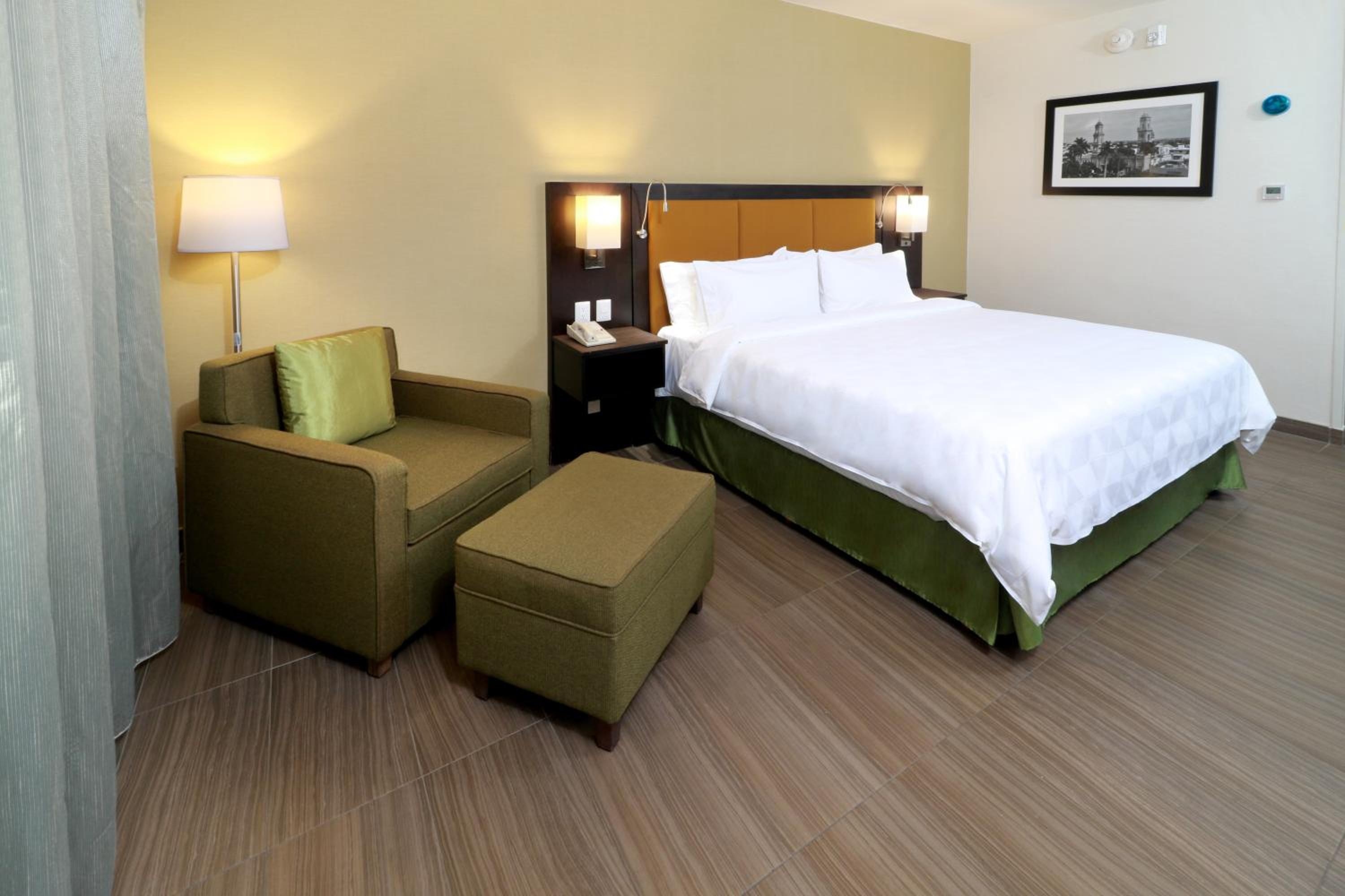 Standard King Room - Photo 5