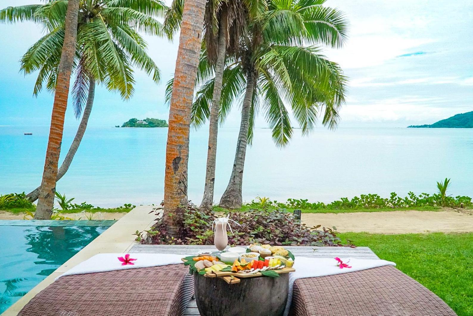 Beachfront Pool Bure 