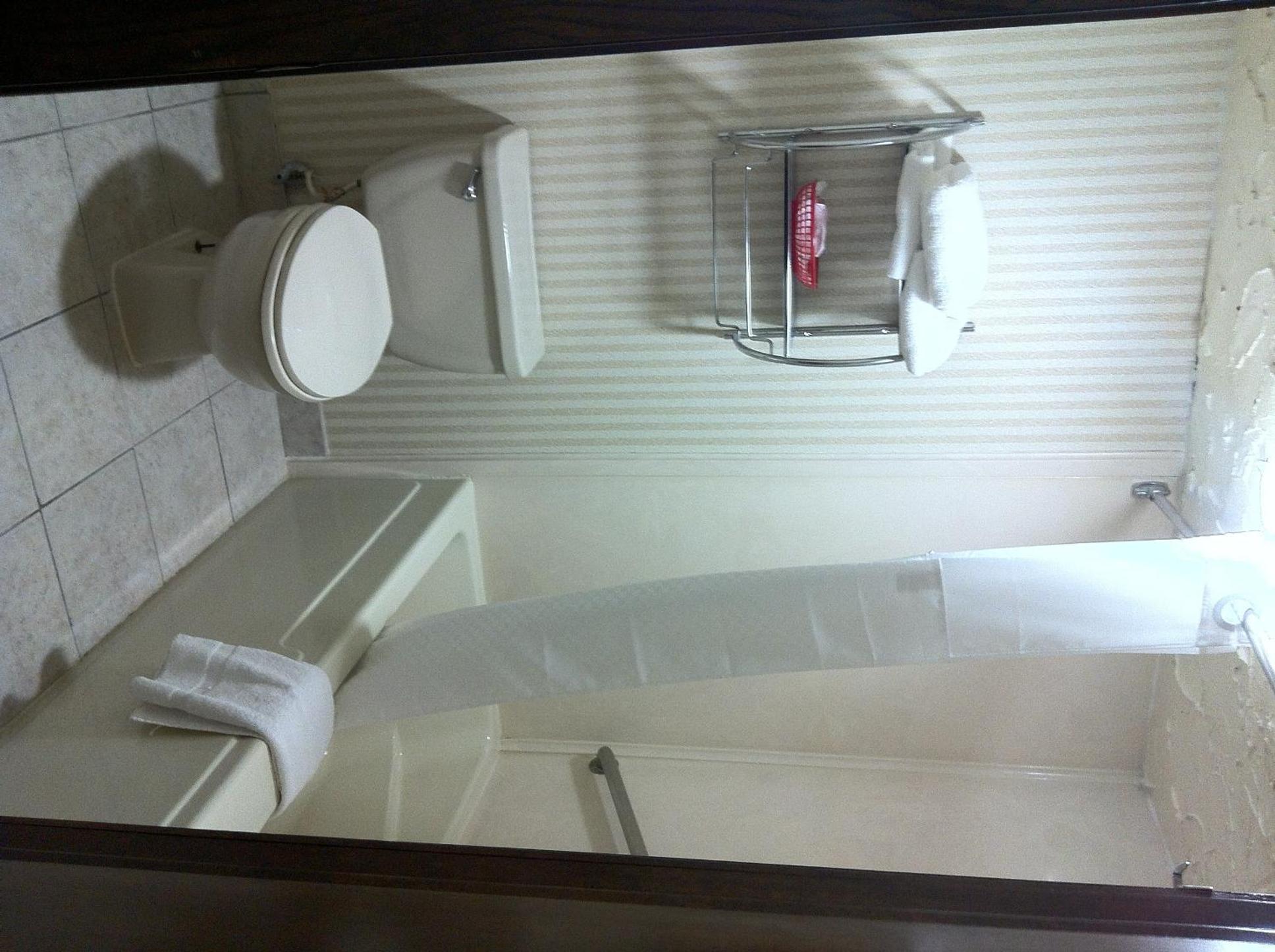 Queen Room with Two Queen Beds and Roll-in Shower - Mobility Accessible/Non-Smoking - Photo 3