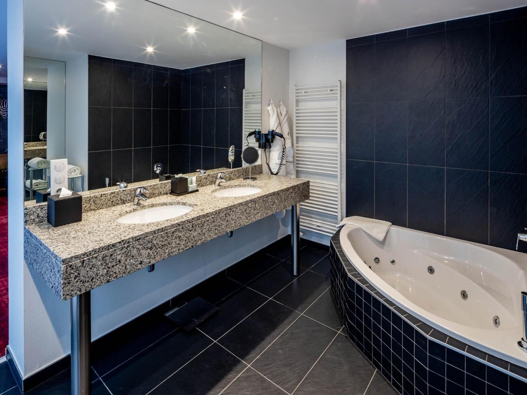 Suite with Spa Bath - Photo 3