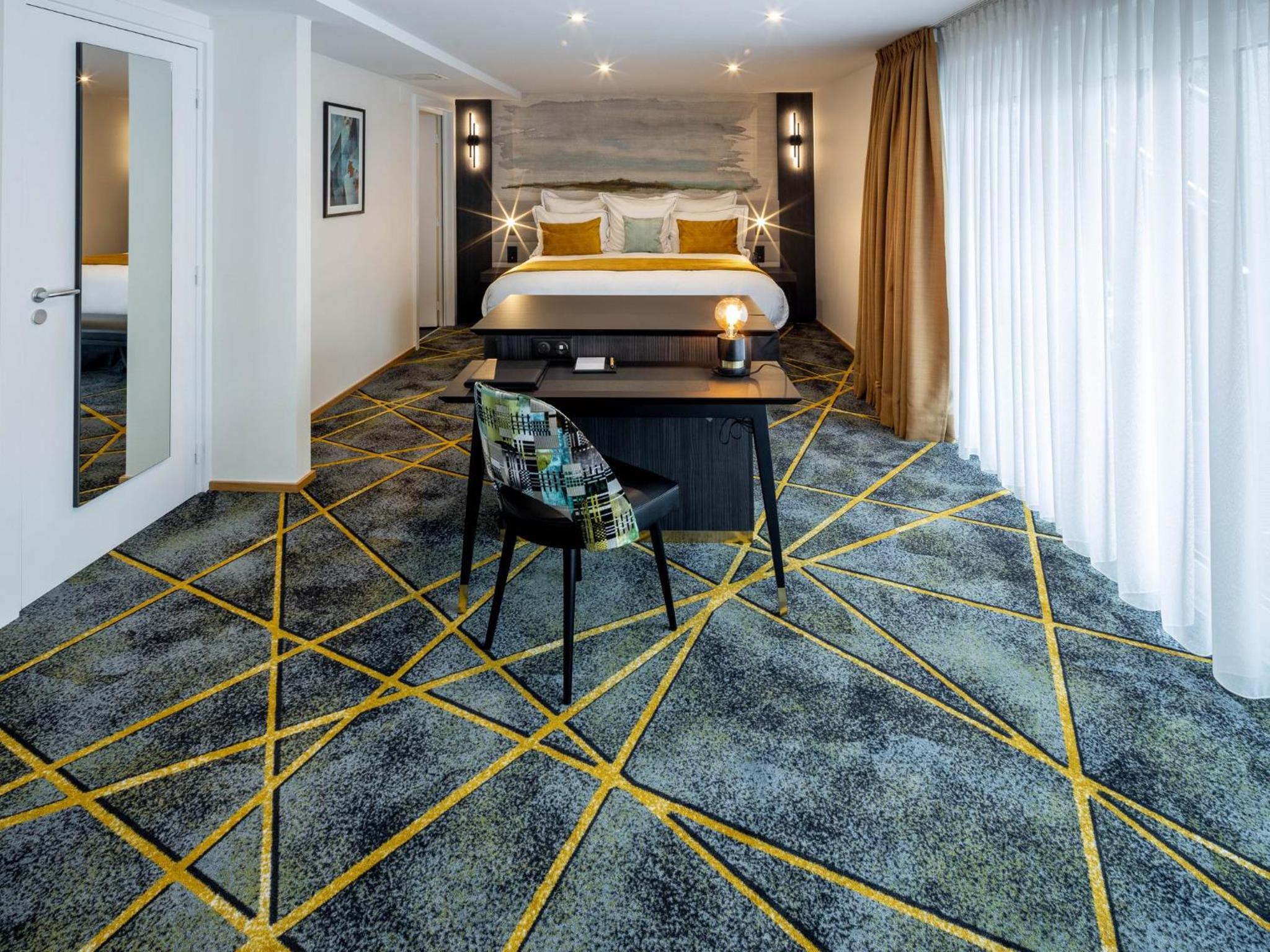 Suite - Photo 1