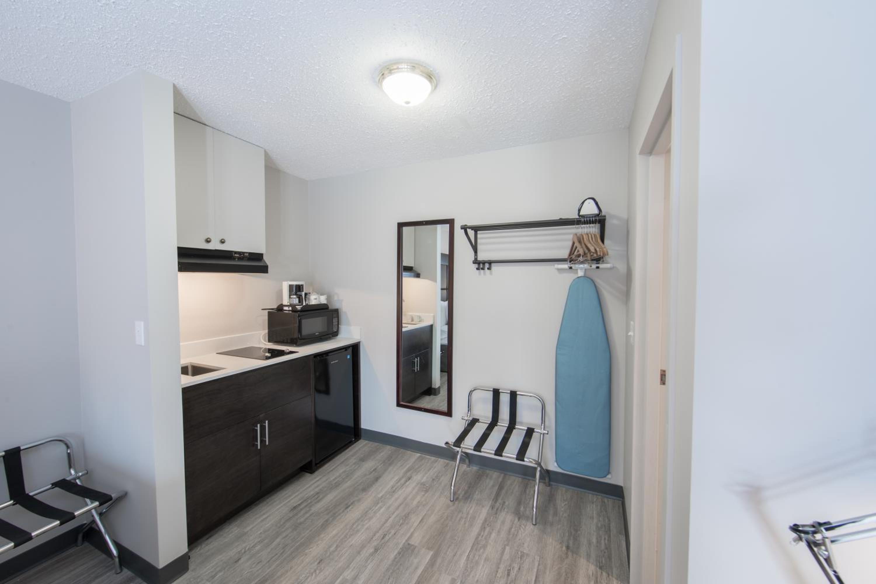 Queen Suite with Two Queen Beds and Kitchenette - Photo 13