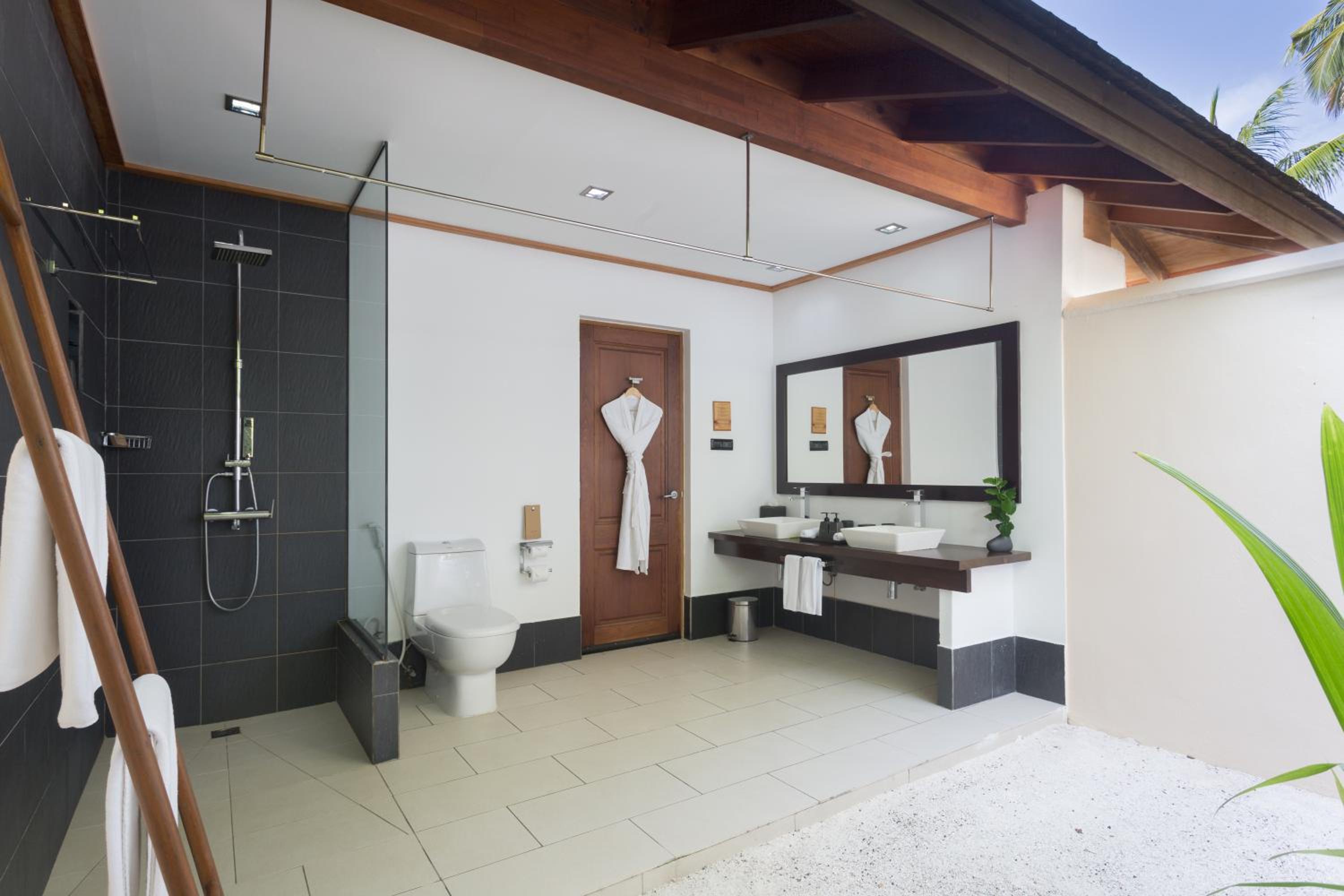 Adjacent Beachfront Villa photo 3