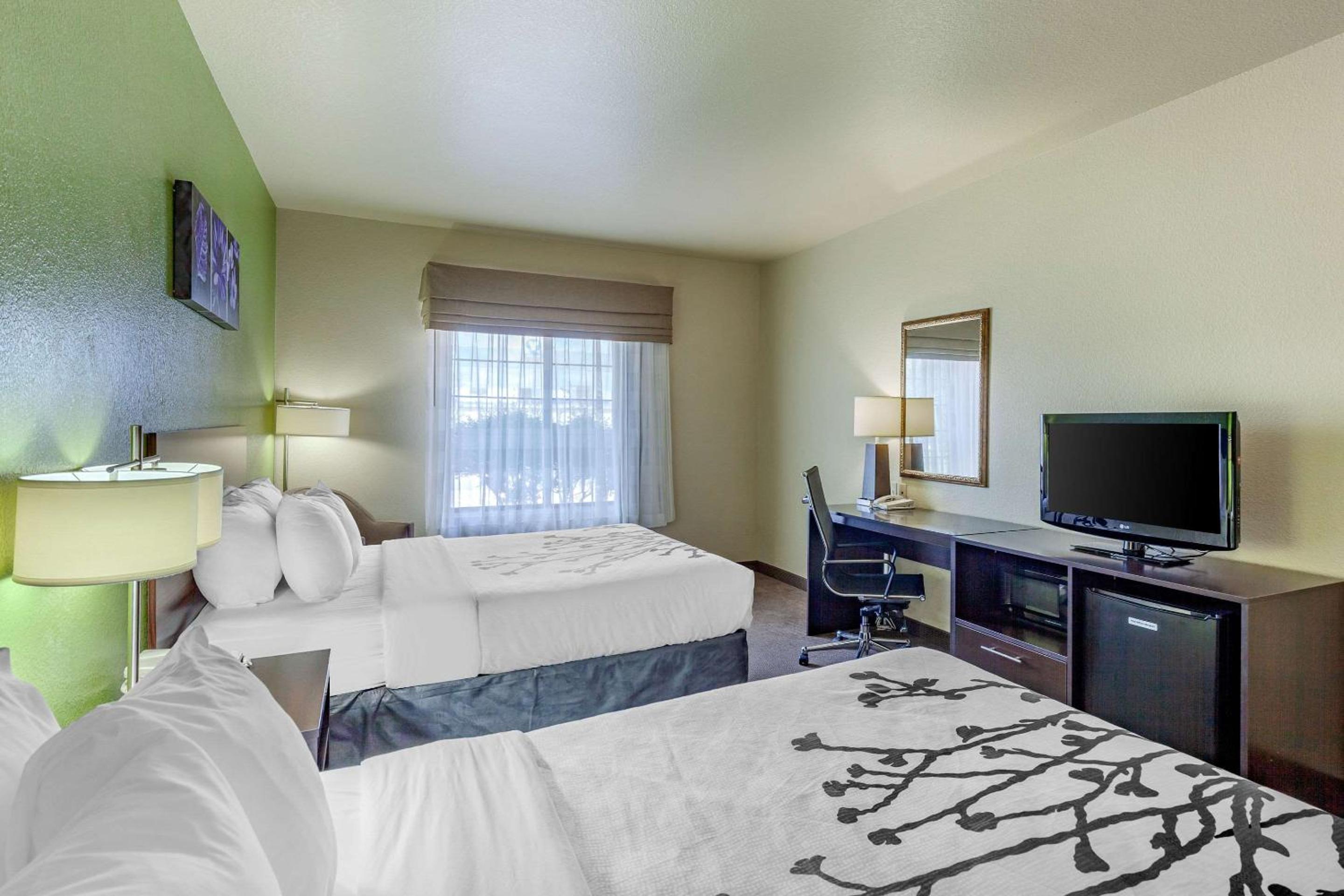 Queen Room with Two Queen Beds - Non-Smoking - Photo 1