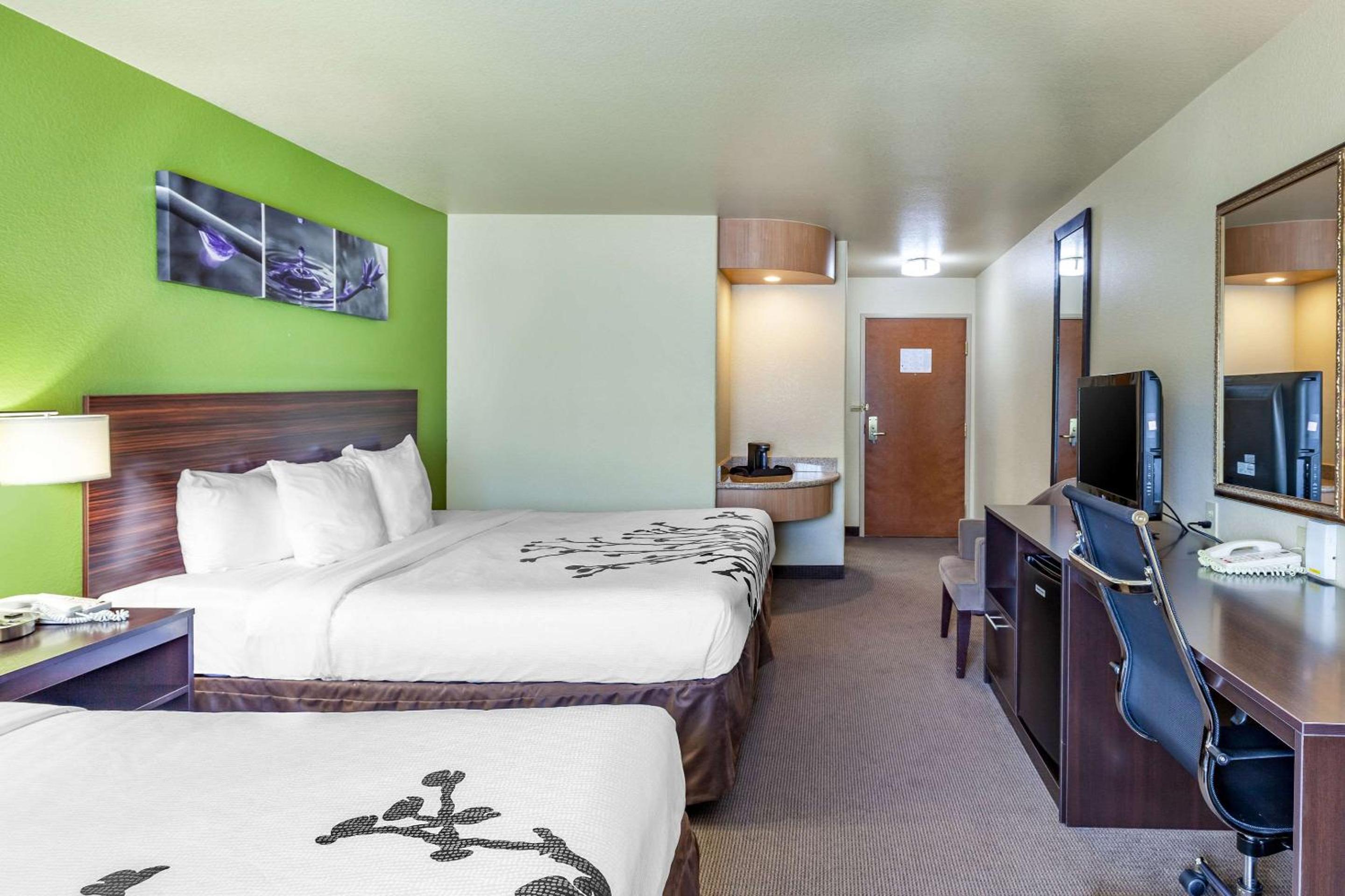Standard Room with Two King Beds - Photo 5