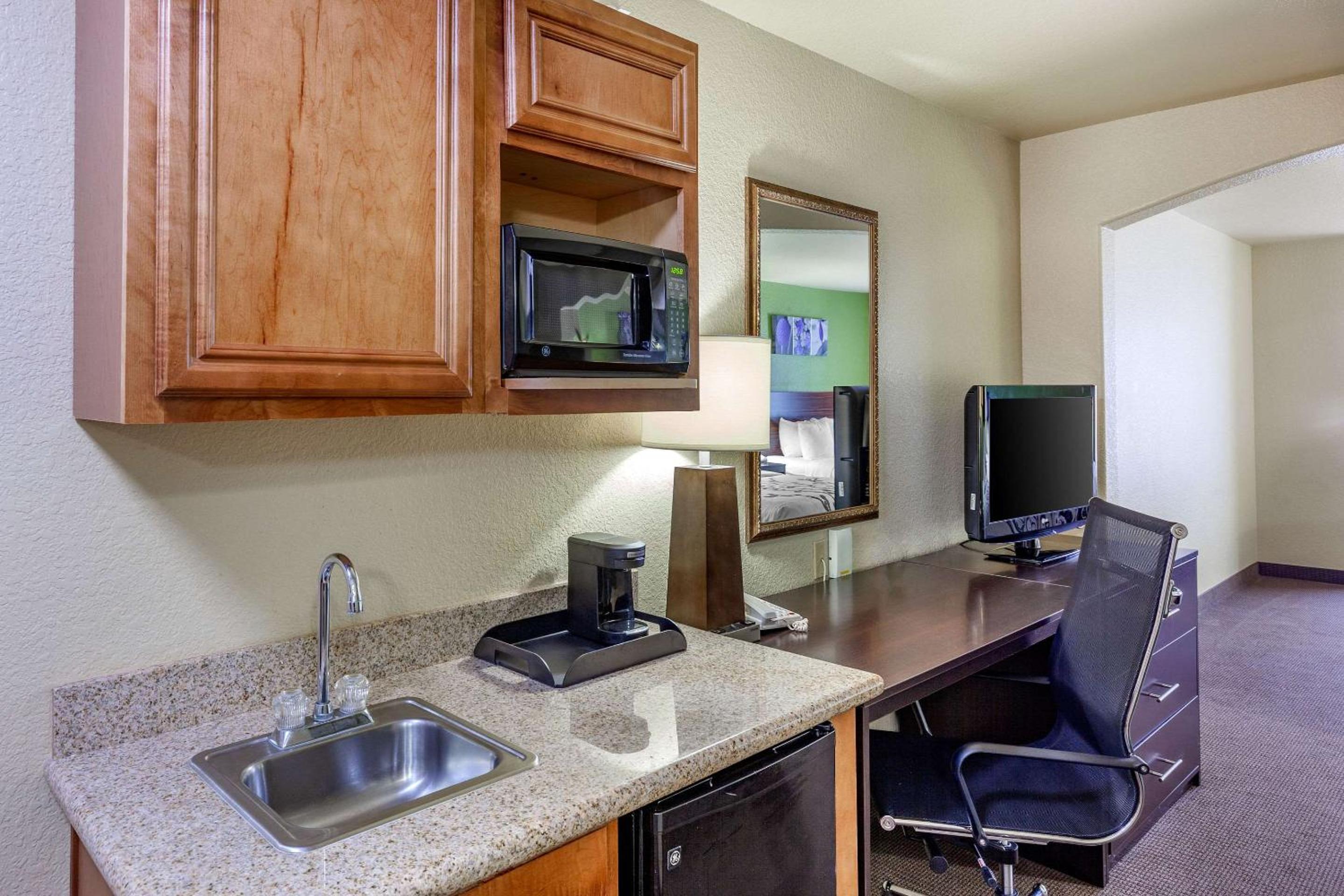 Queen Suite - Photo 3