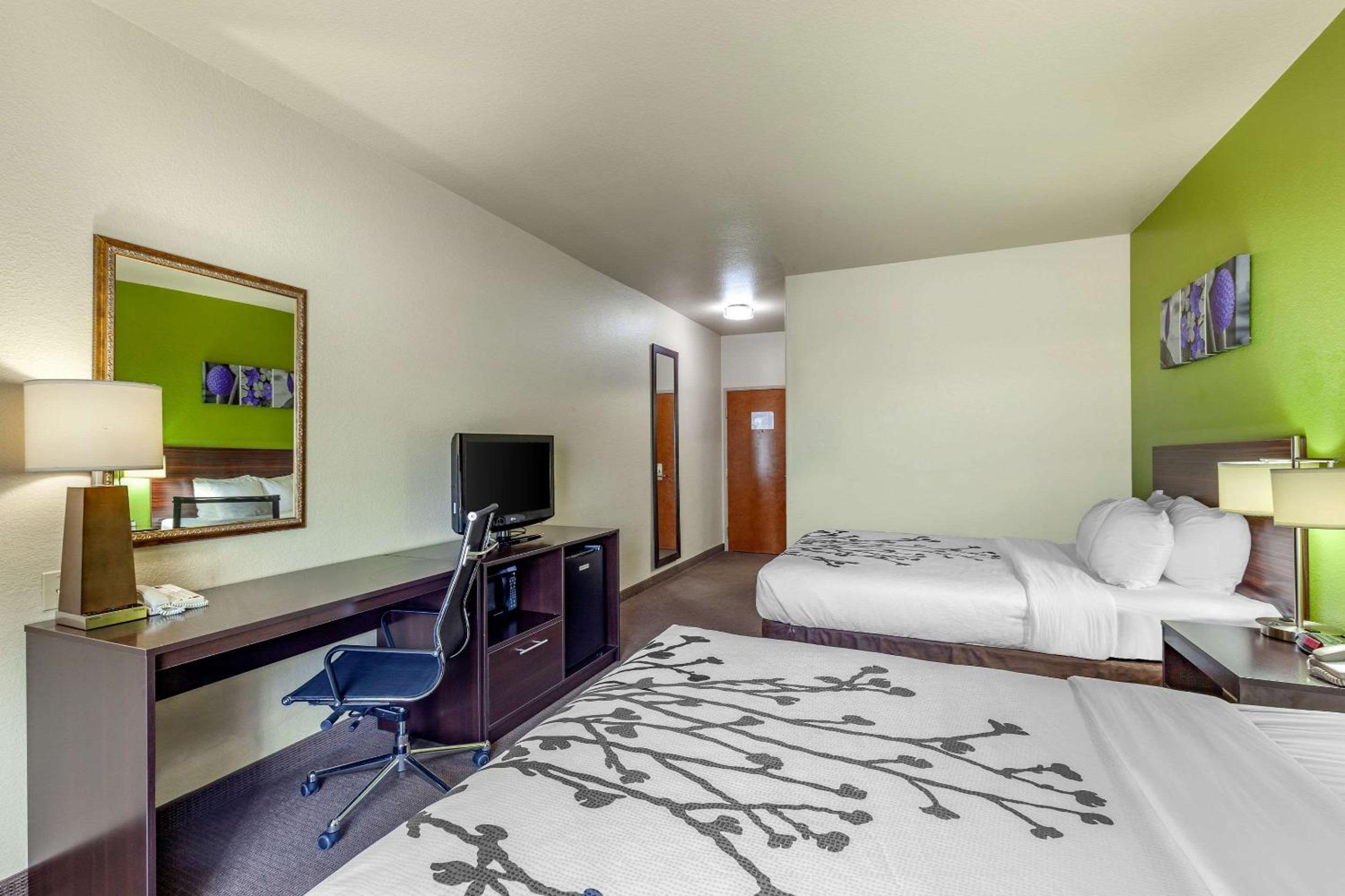 Queen Room with Two Queen Beds - Non-Smoking - Photo 2