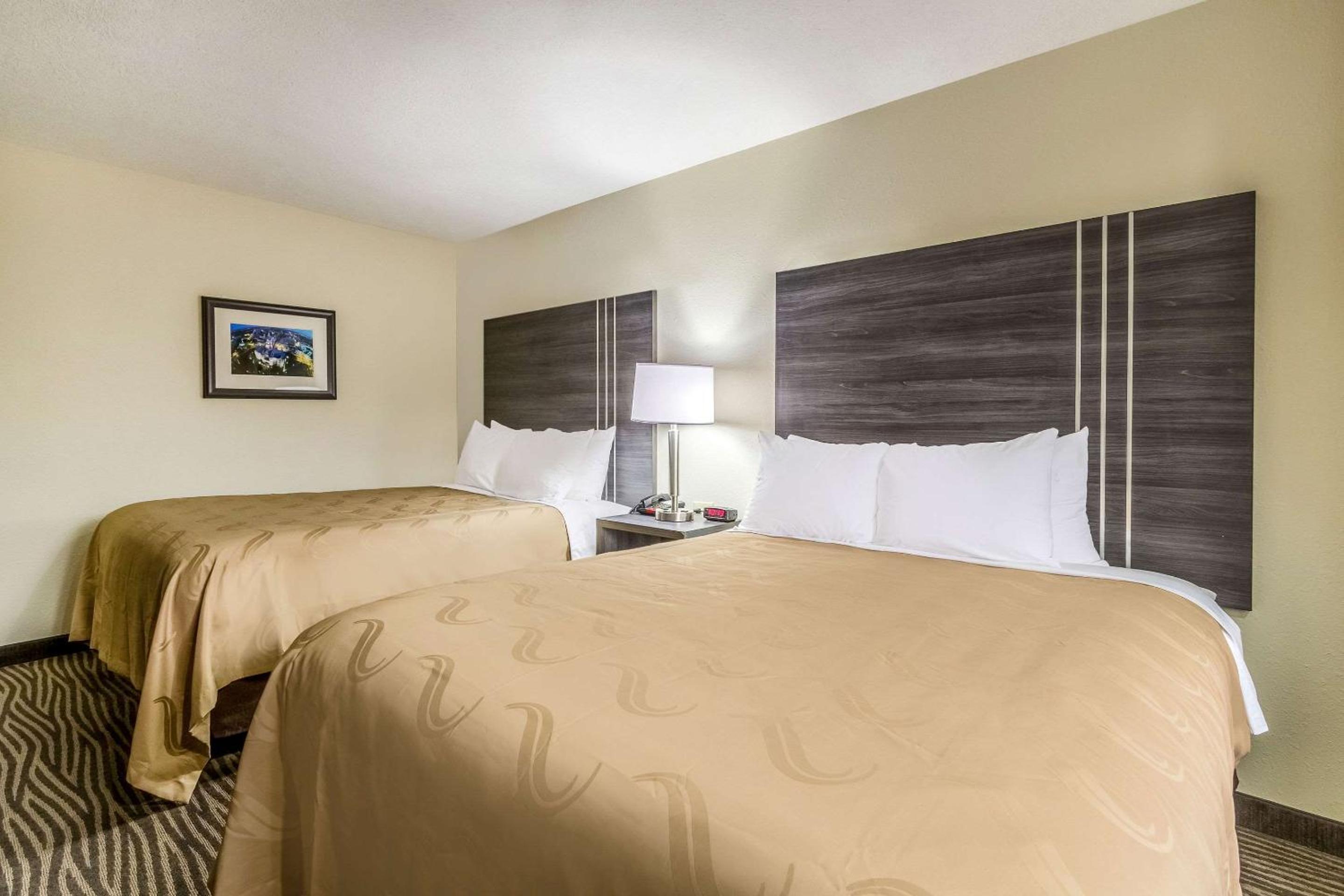 Queen Room with Two Queen Beds - Photo 2
