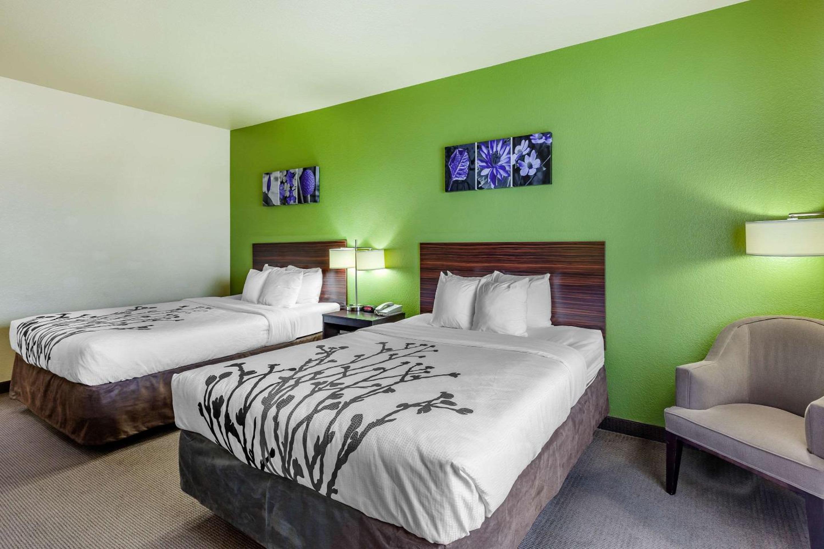 Queen Room with Two Queen Beds - Non-Smoking - Photo 5