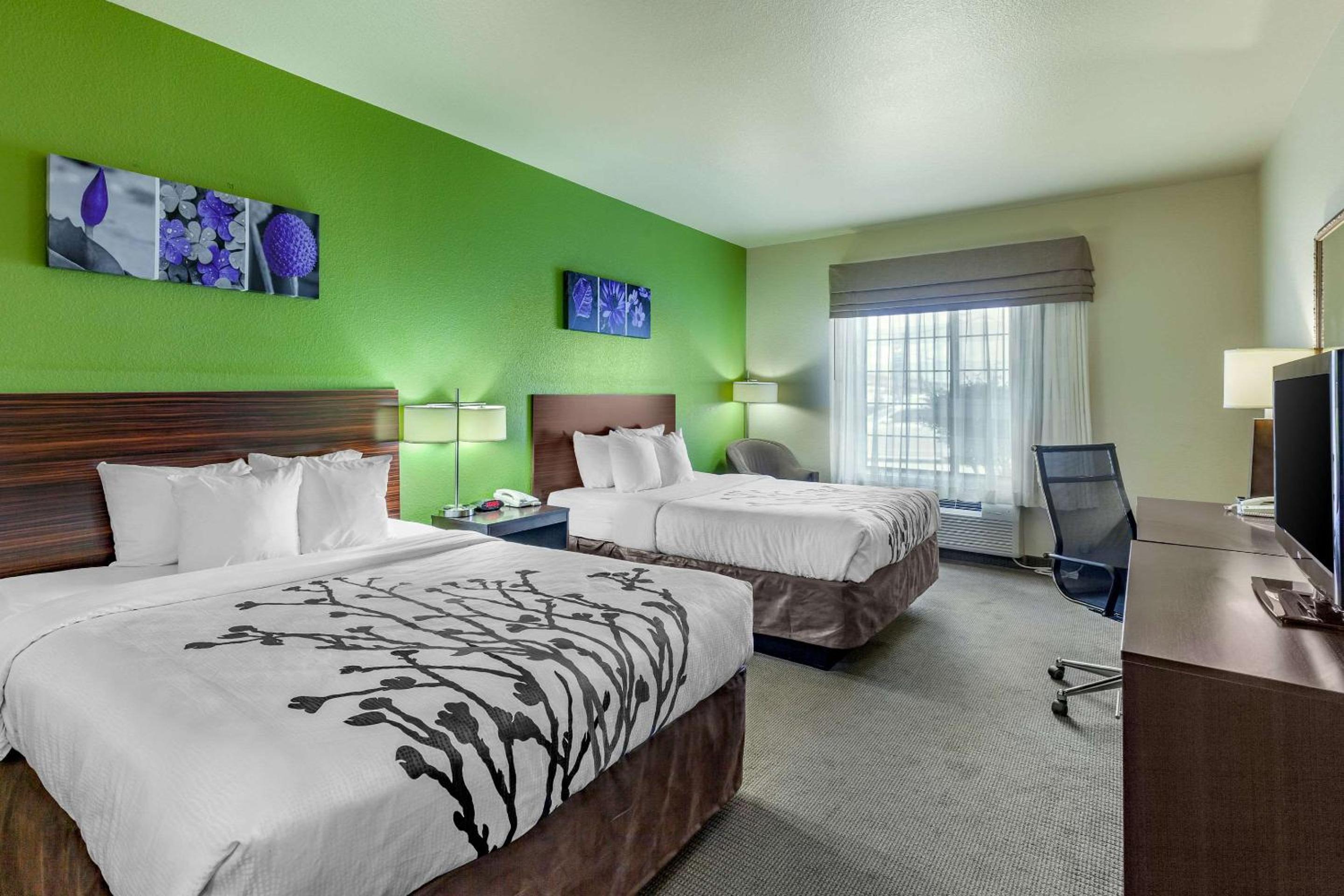 Queen Room with Two Queen Beds - Non-Smoking - Photo 6