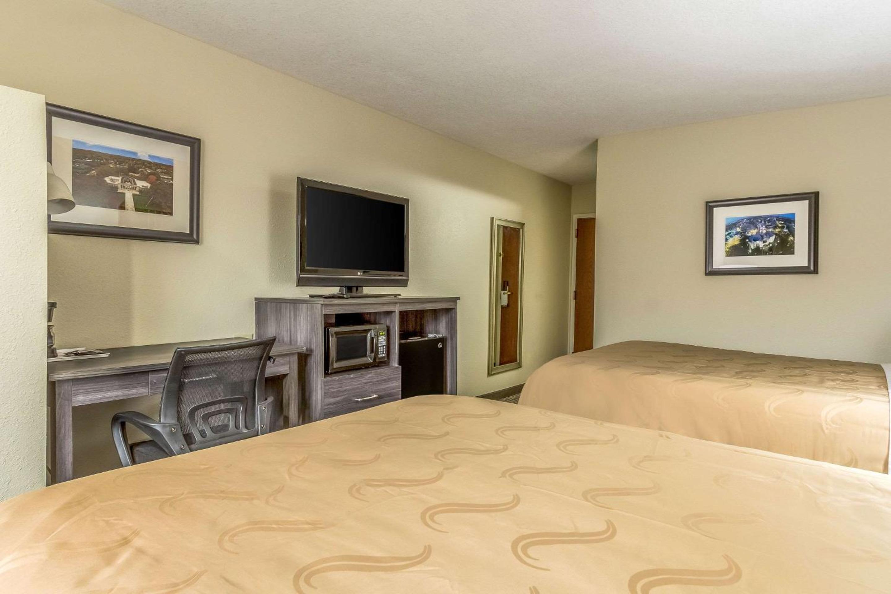 Queen Room with Two Queen Beds - Photo 4