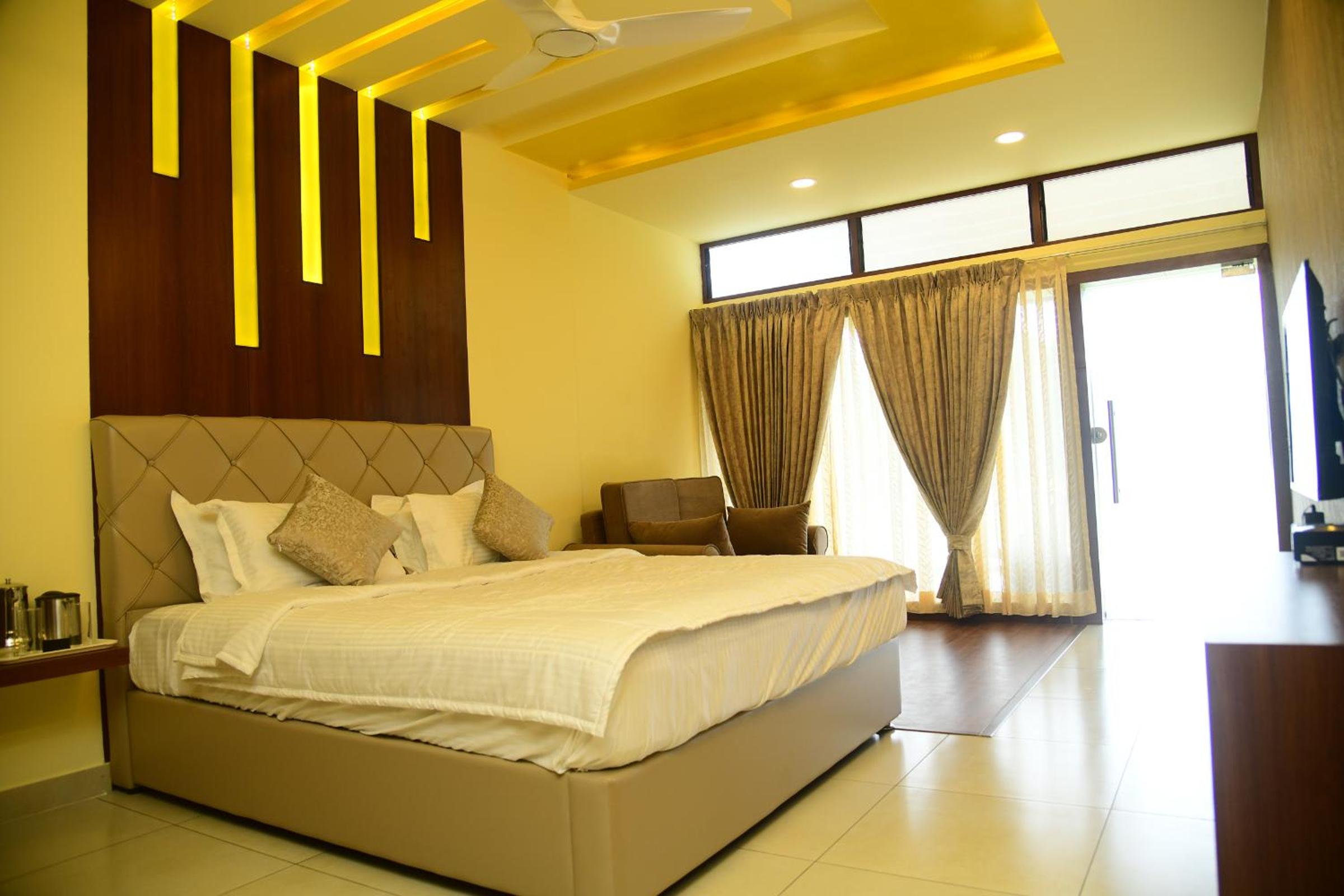 Deluxe King Room photo 2