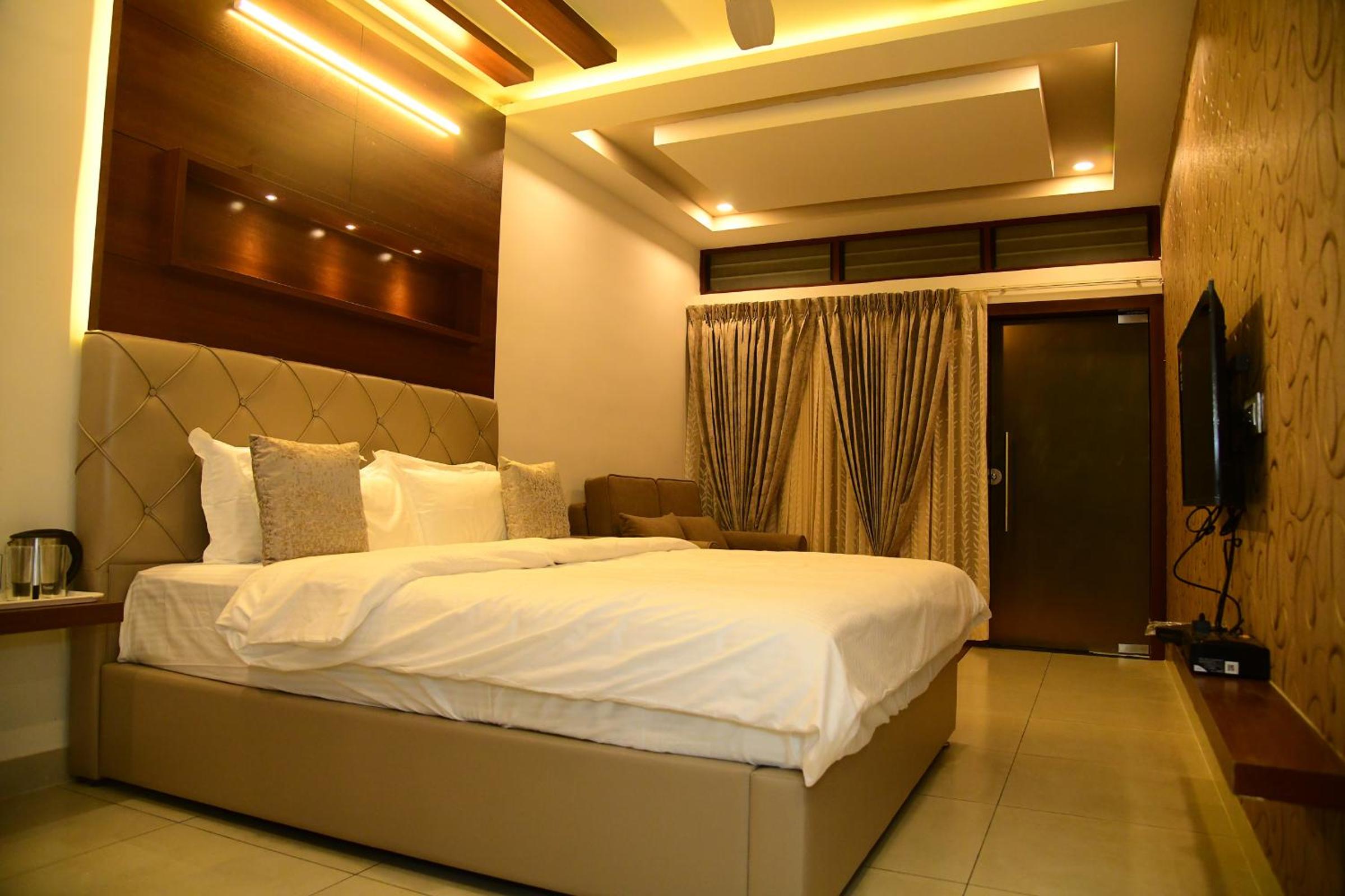 Deluxe King Room photo 1