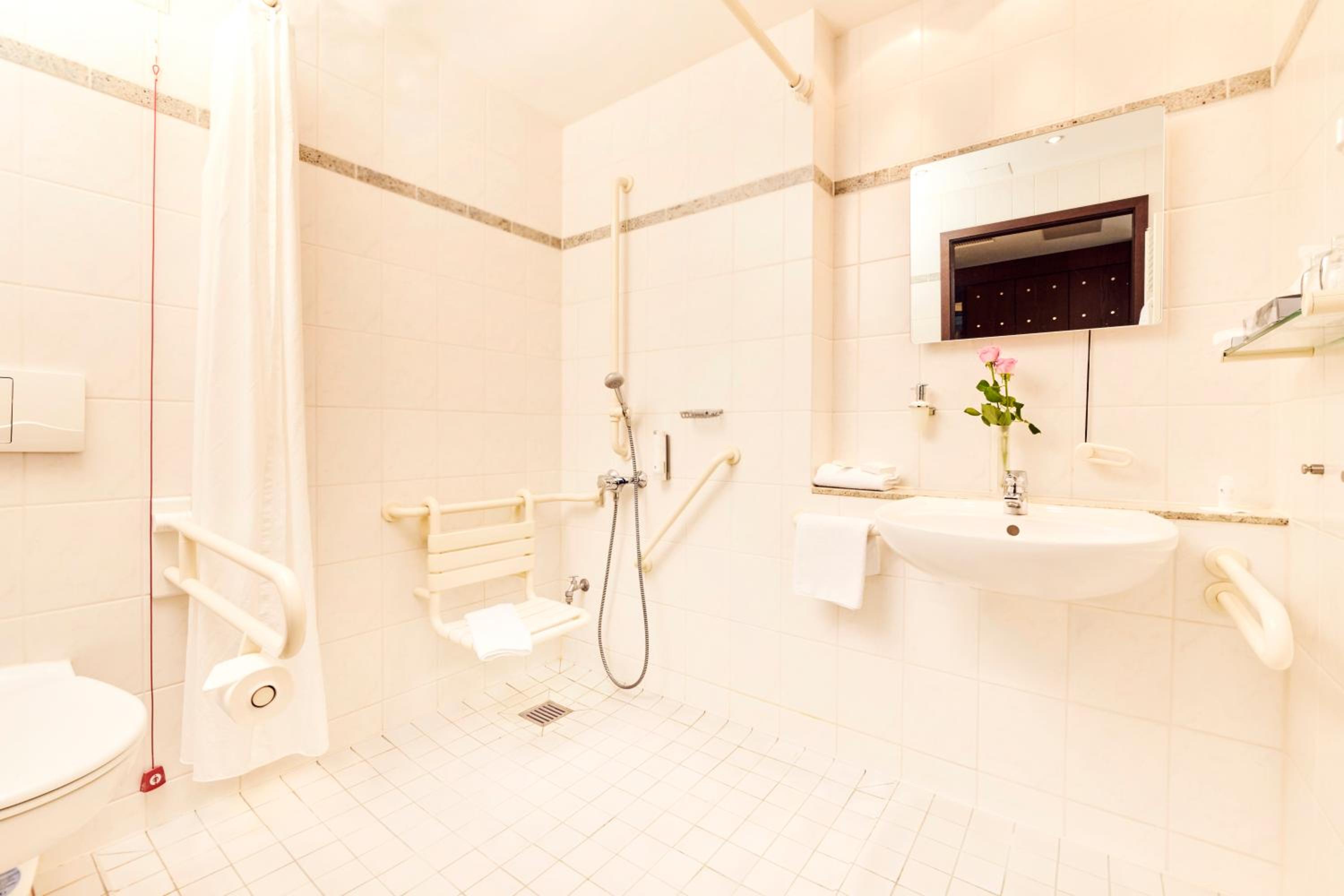Standard Queen Room - Photo 7