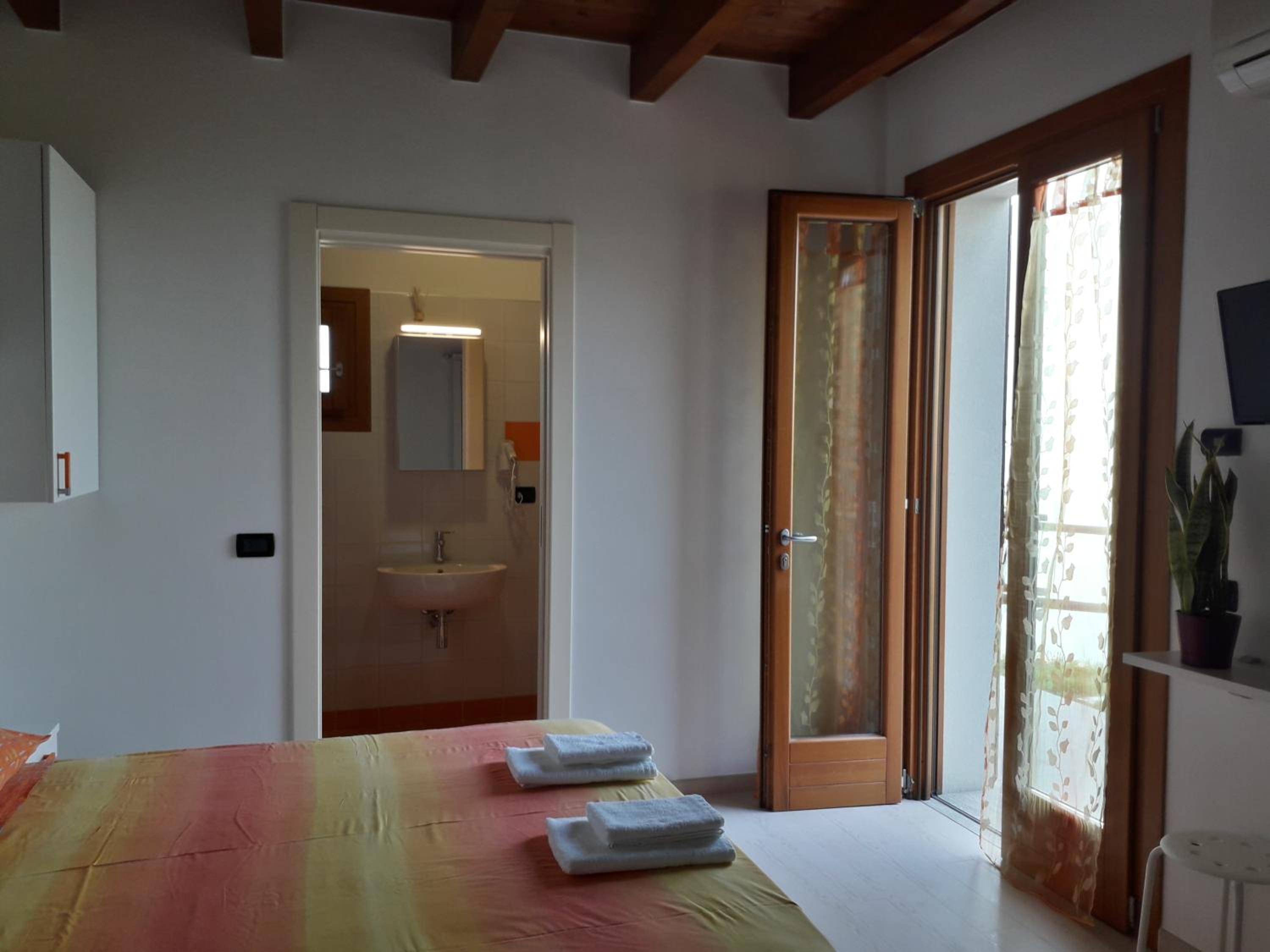 Double Room with Lake View - Photo 7