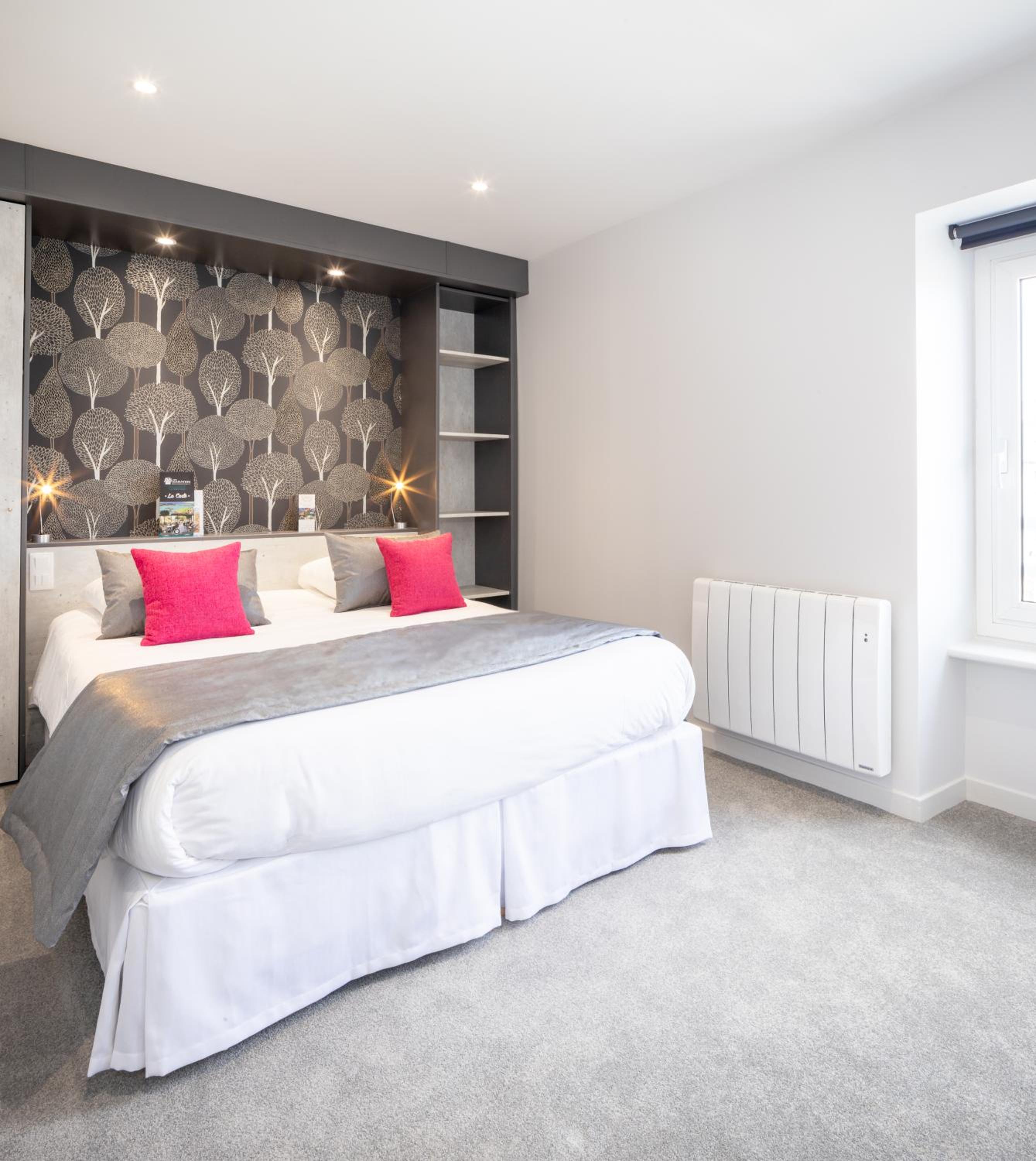 Comfort Room with Square View