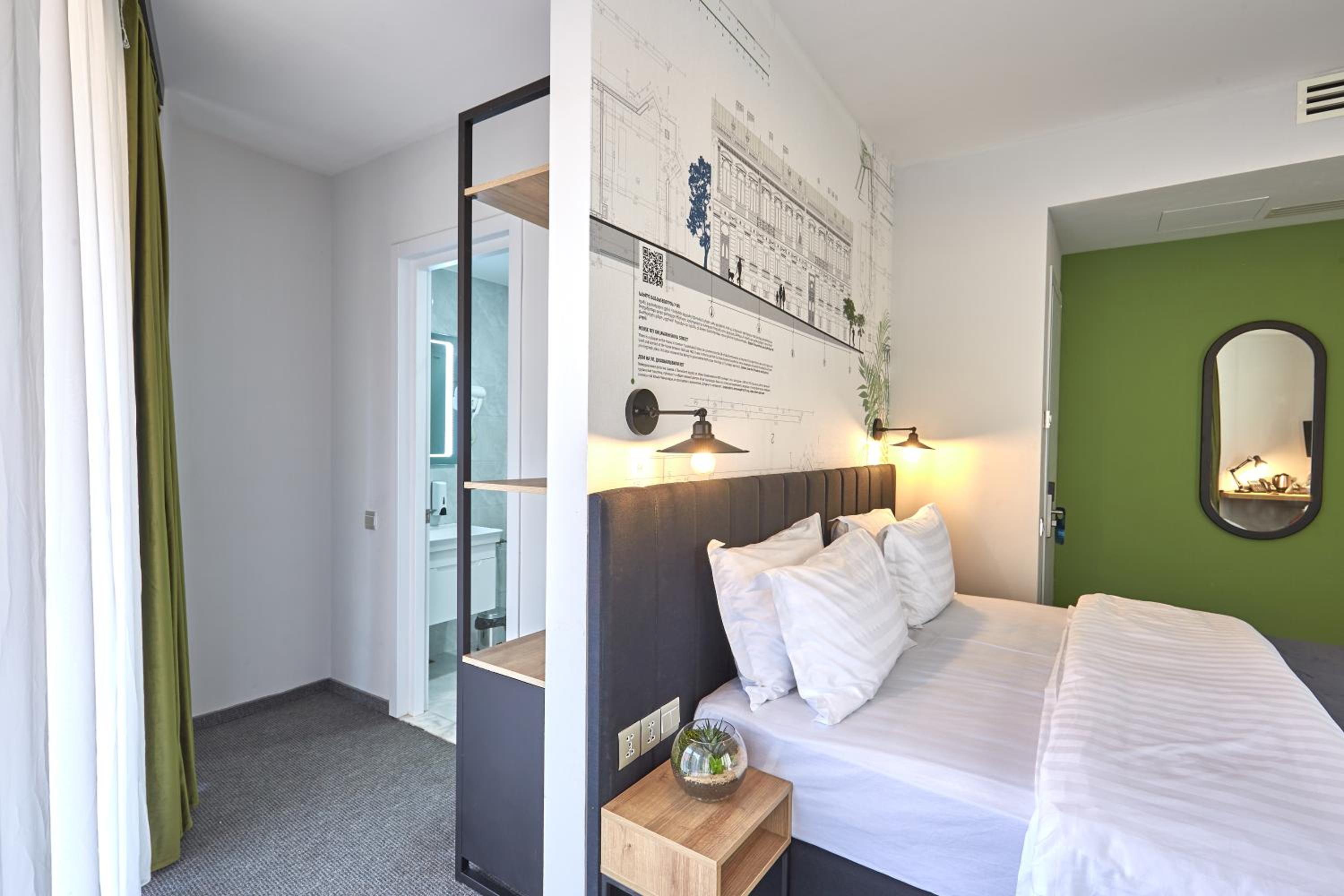 Large Double Room - Photo 3