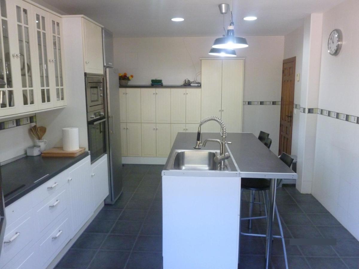 Five-Bedroom House photo 1
