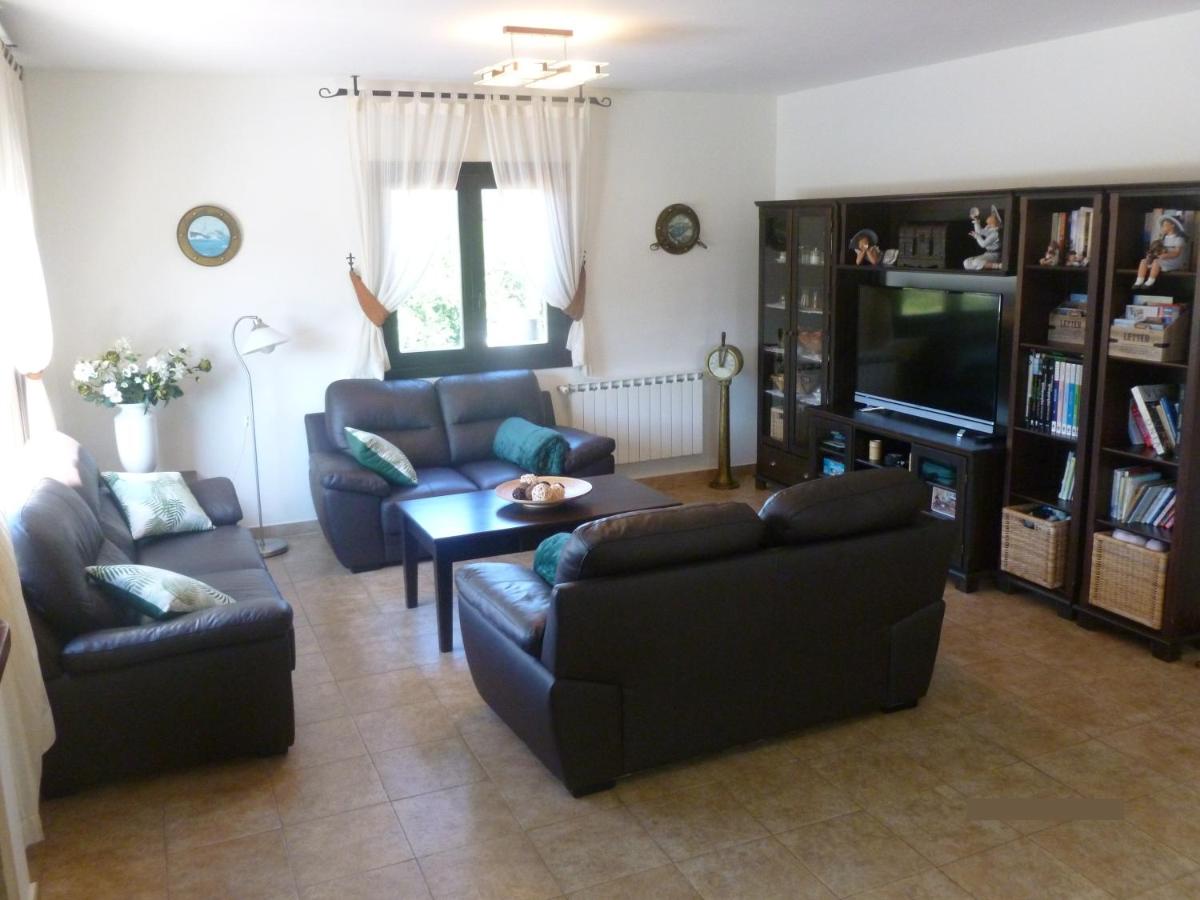 Five-Bedroom House photo 2