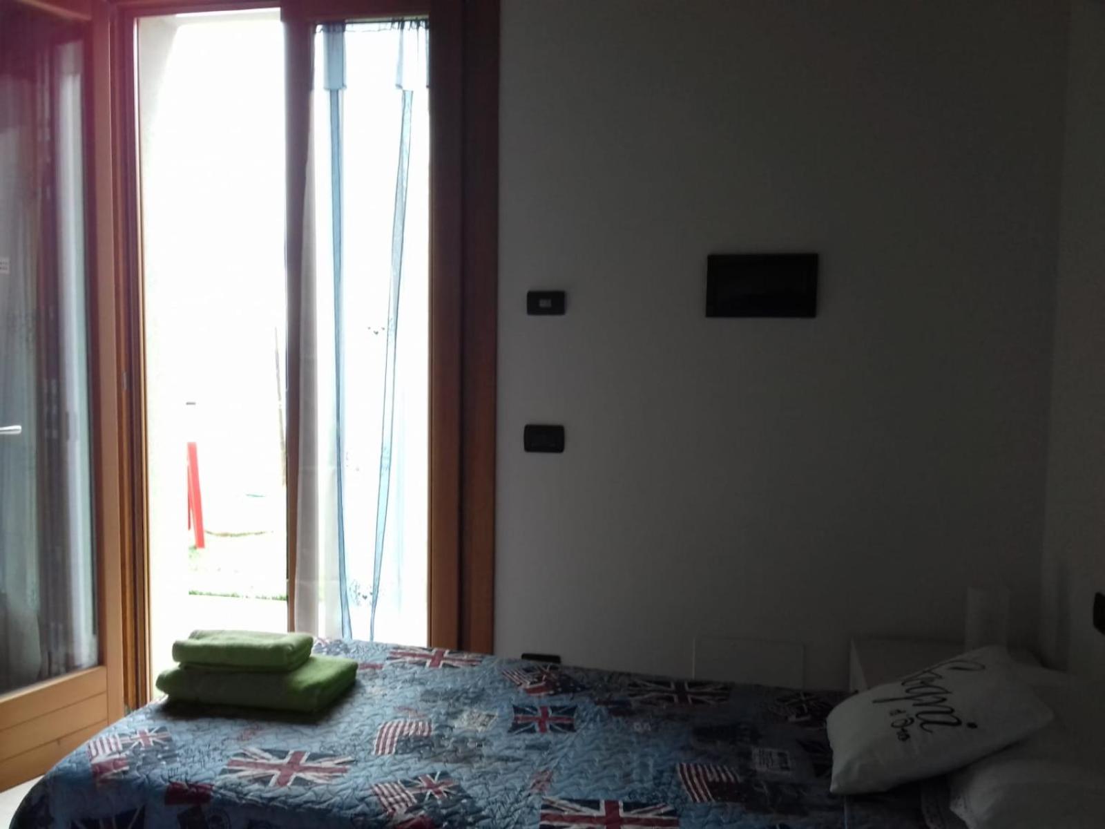 Twin Room with Lake View - Photo 4