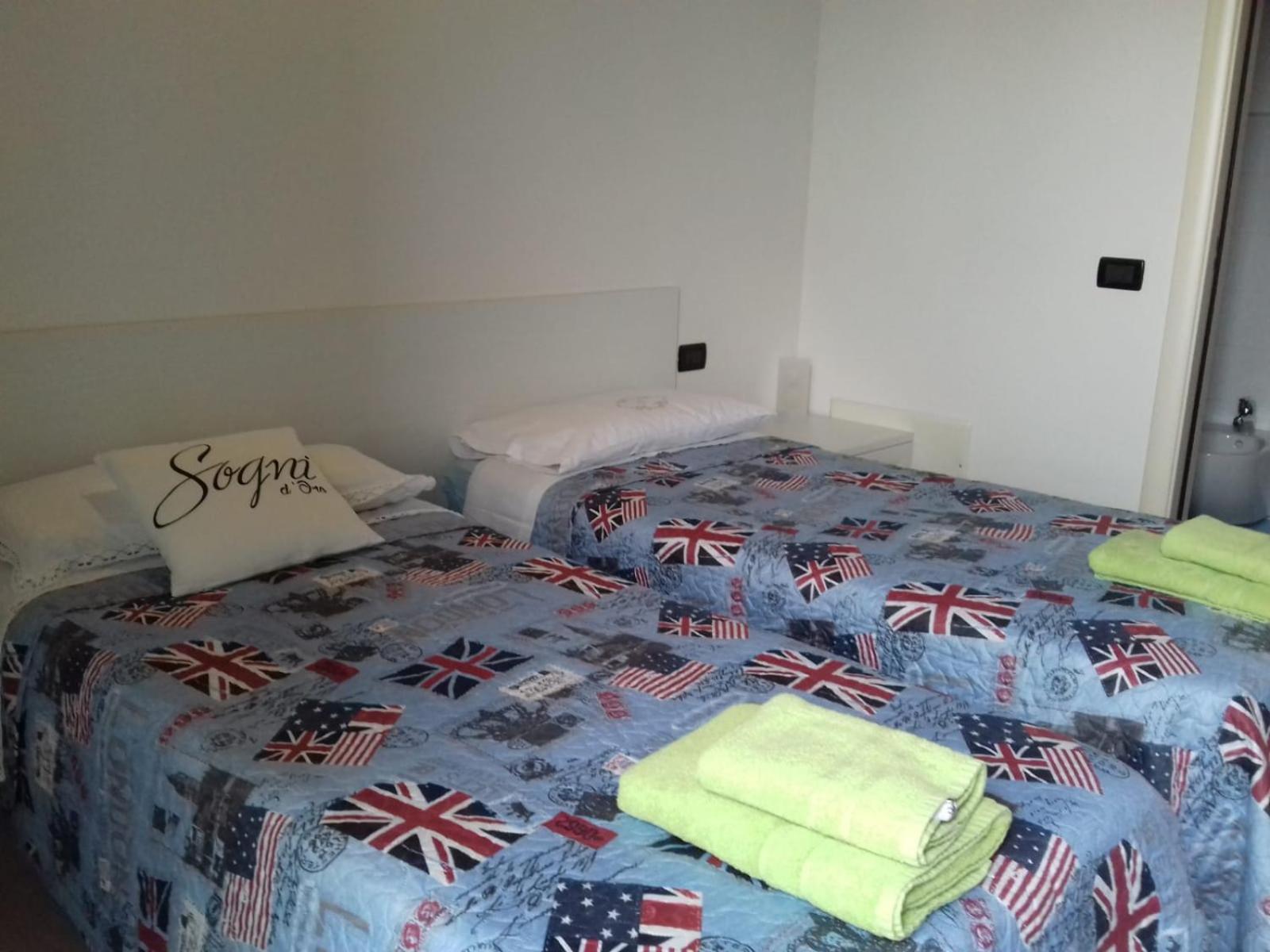 Twin Room with Lake View - Photo 6