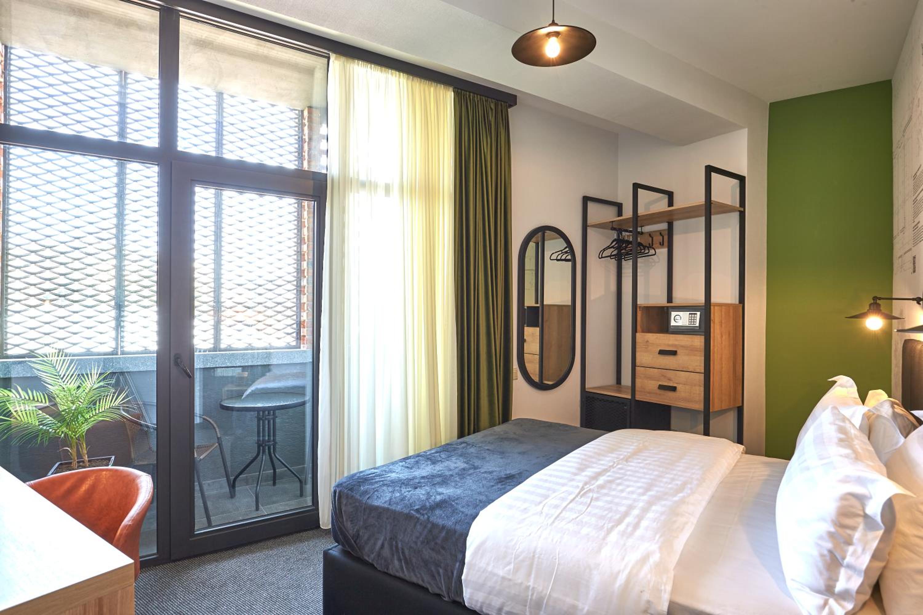 Double Room with Balcony - Photo 3