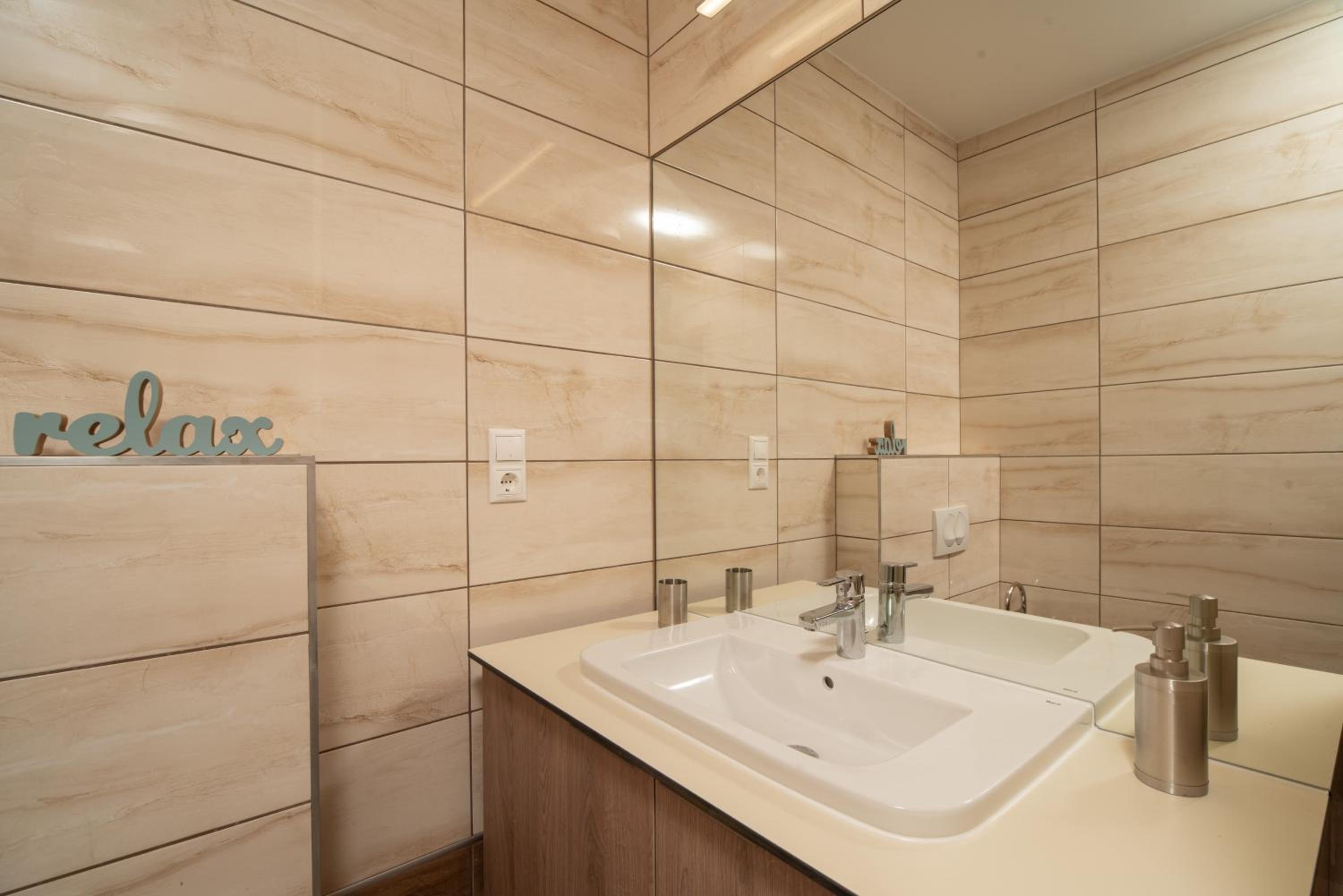 Double Room with Balcony - Photo 12