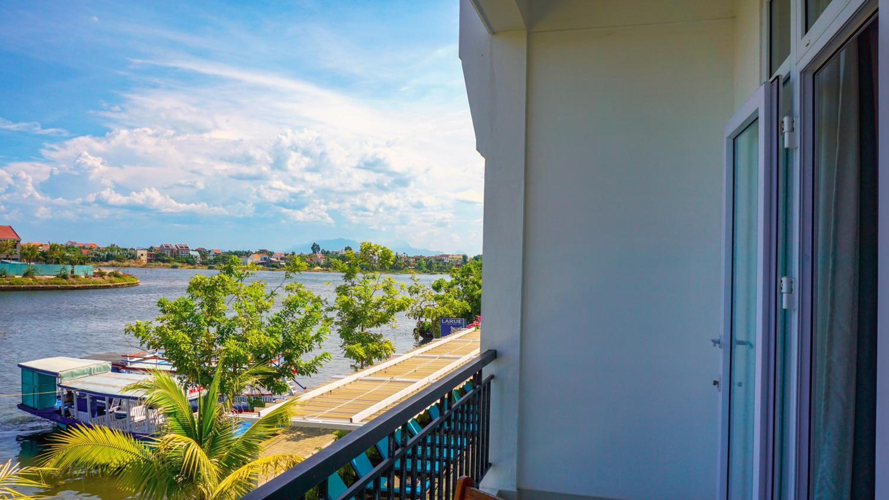 Deluxe Twin Room with Balcony and River View photo 2
