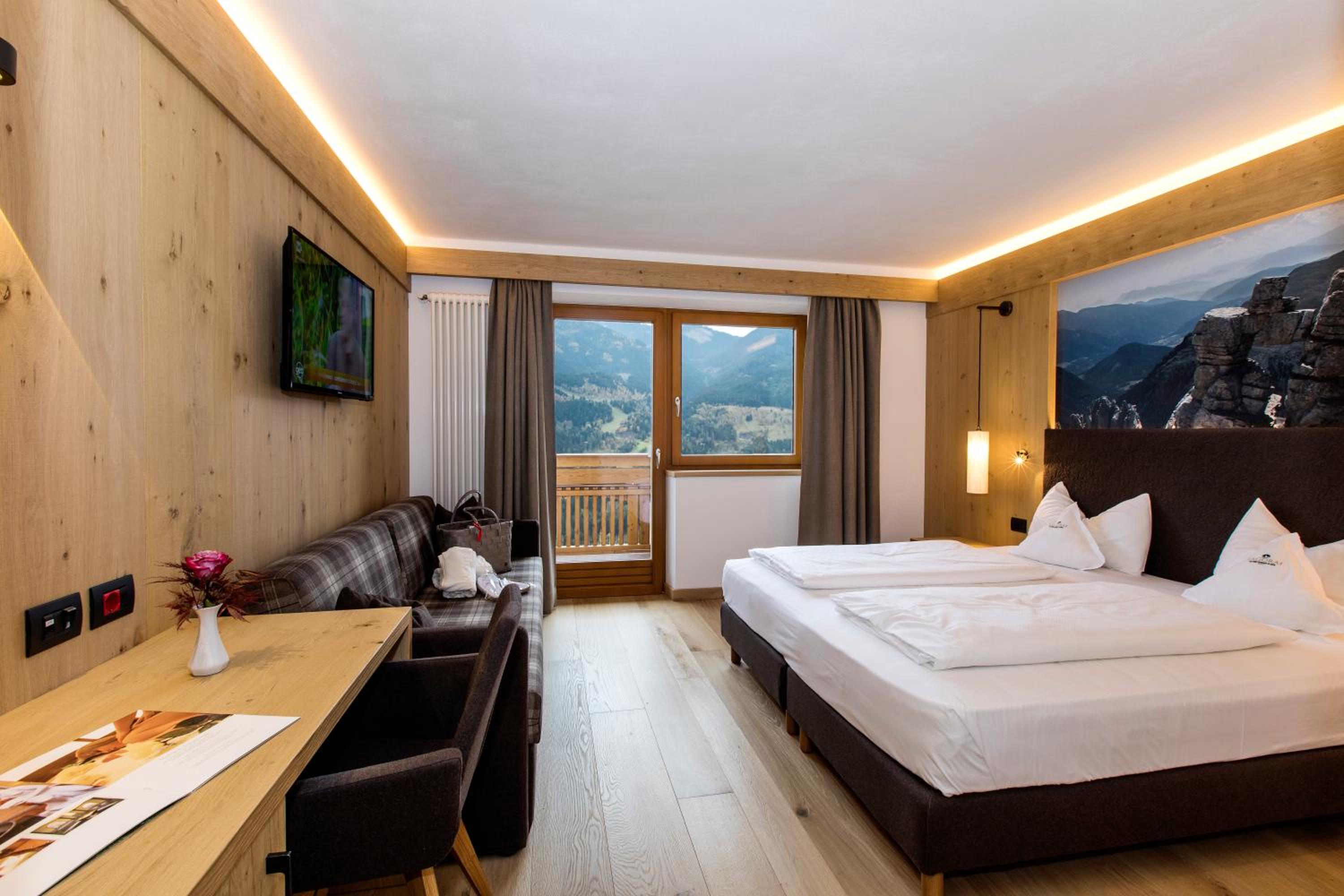 Double or Twin Room with Mountain View - Photo 2