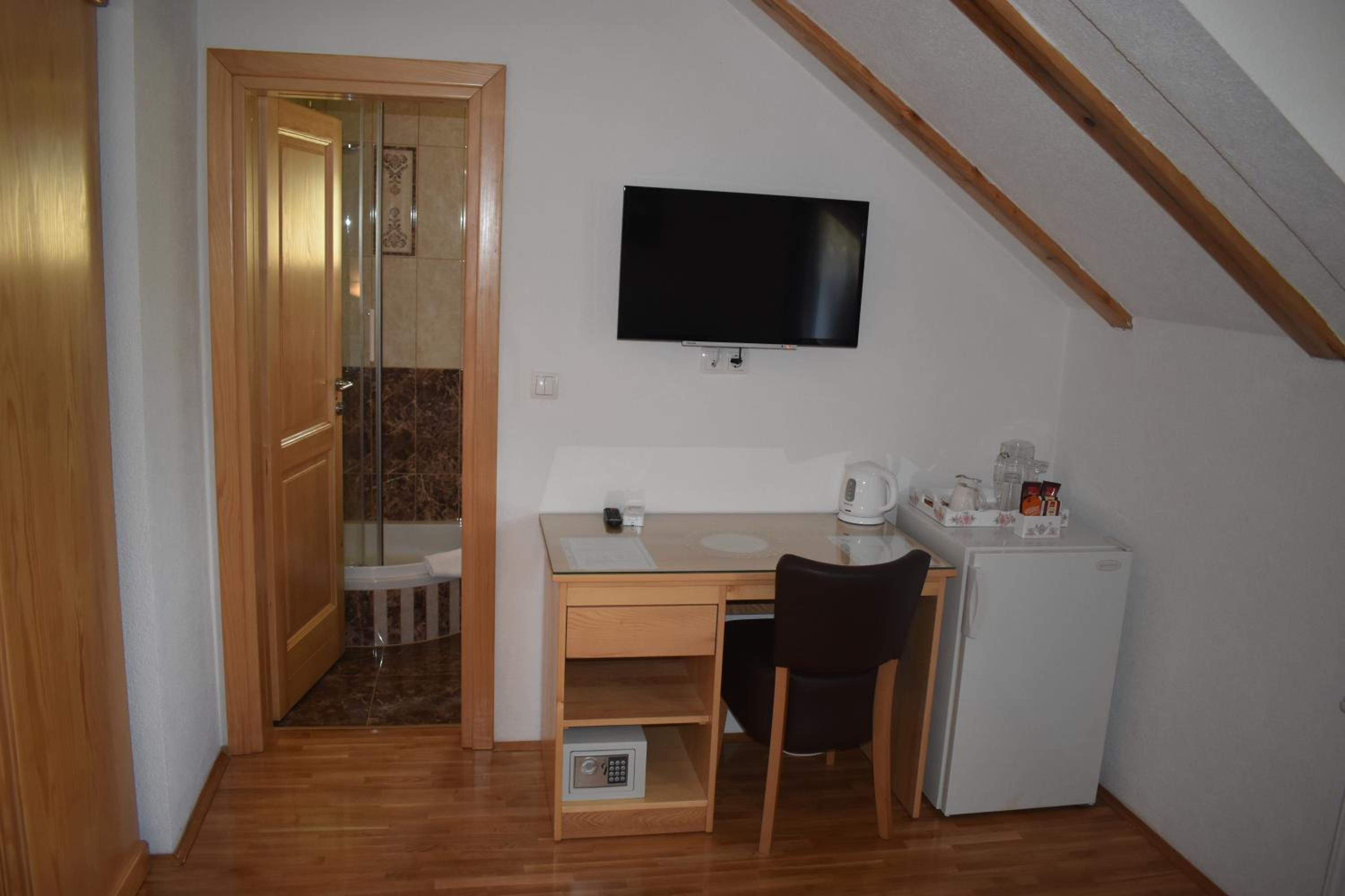 Deluxe Double Room with Extra Bed - Photo 3