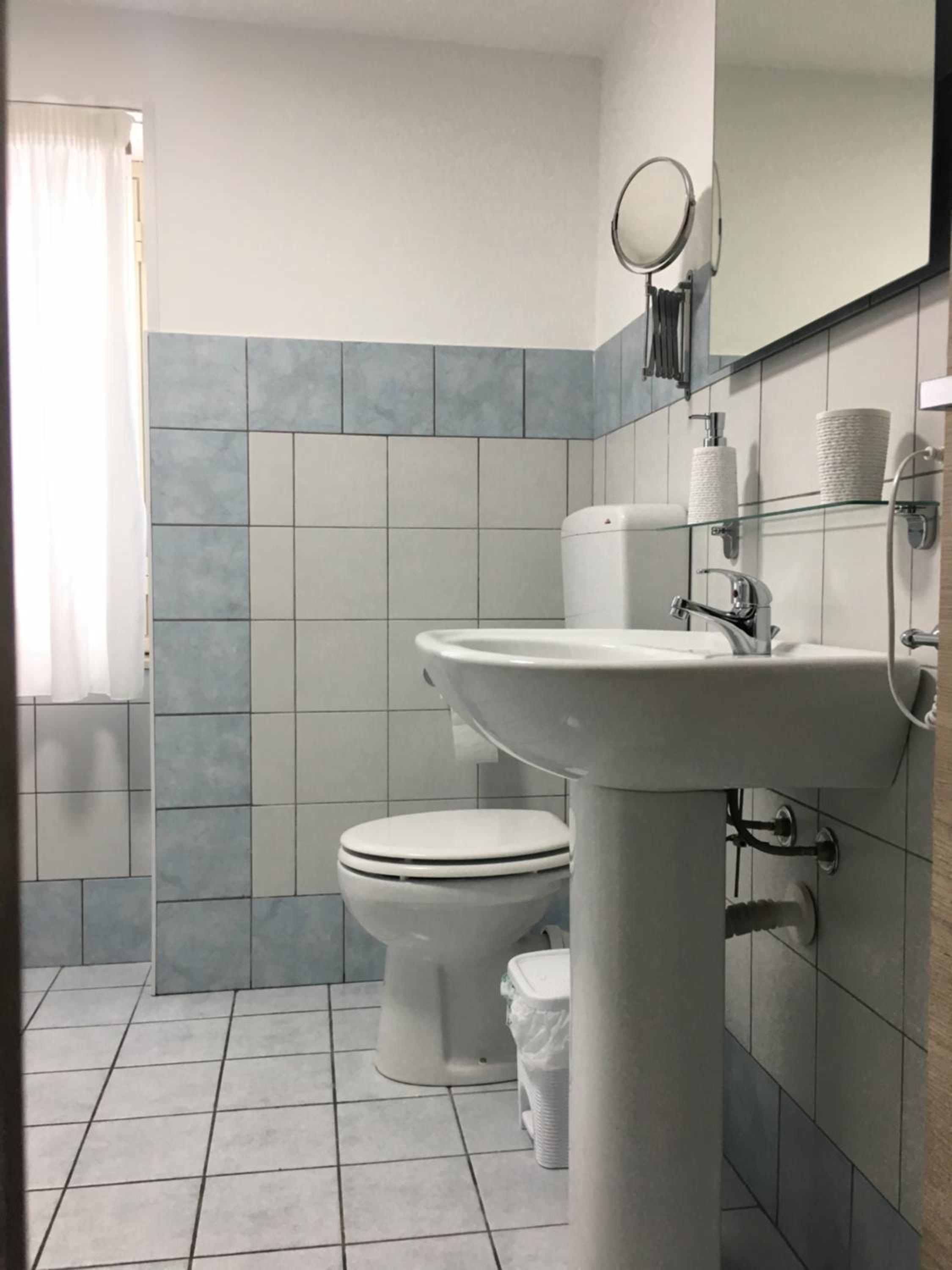 Triple Room with Private Bathroom - Photo 8