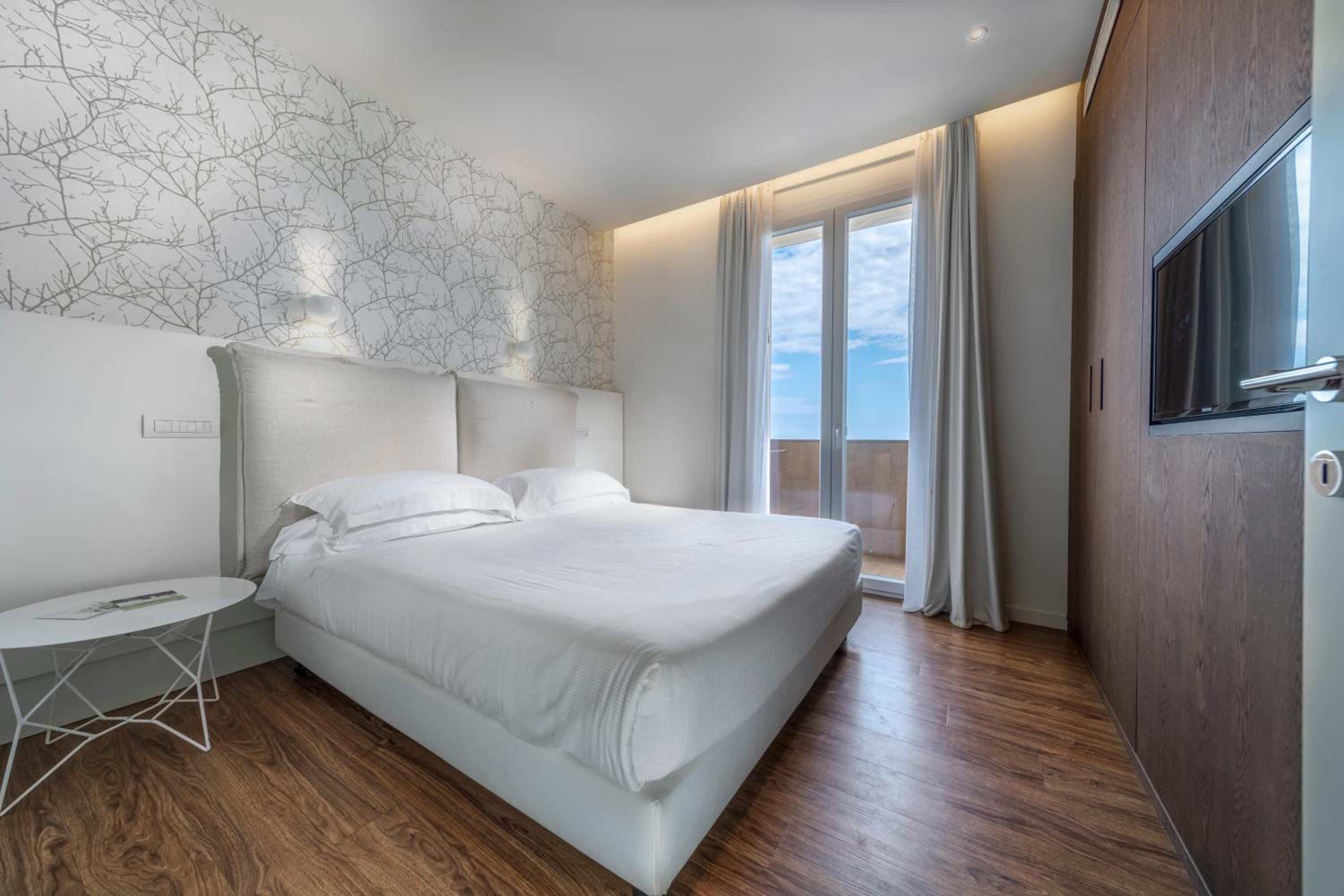 S - SUITE D - Photo 15