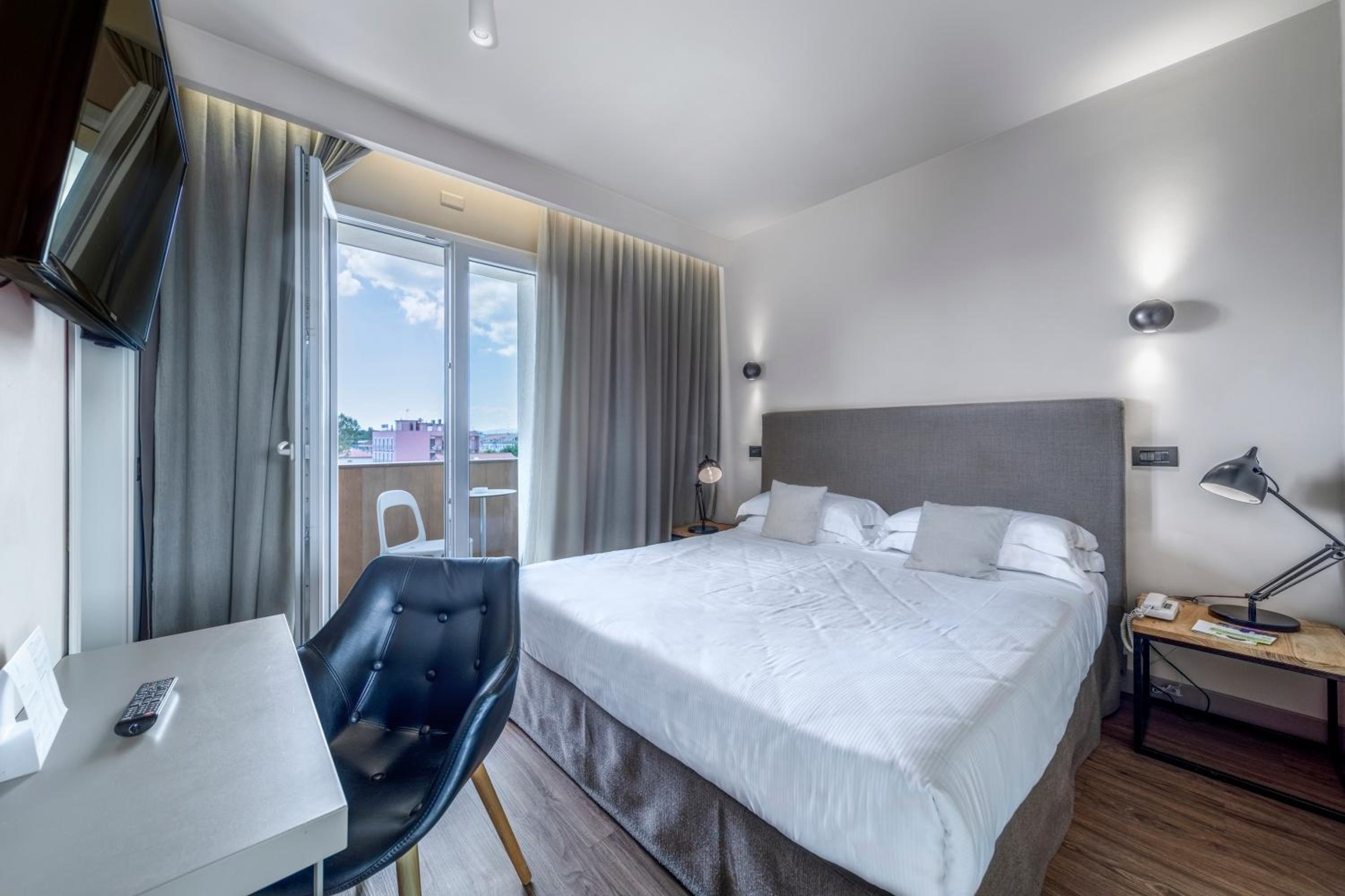 S - SUITE D - Photo 16