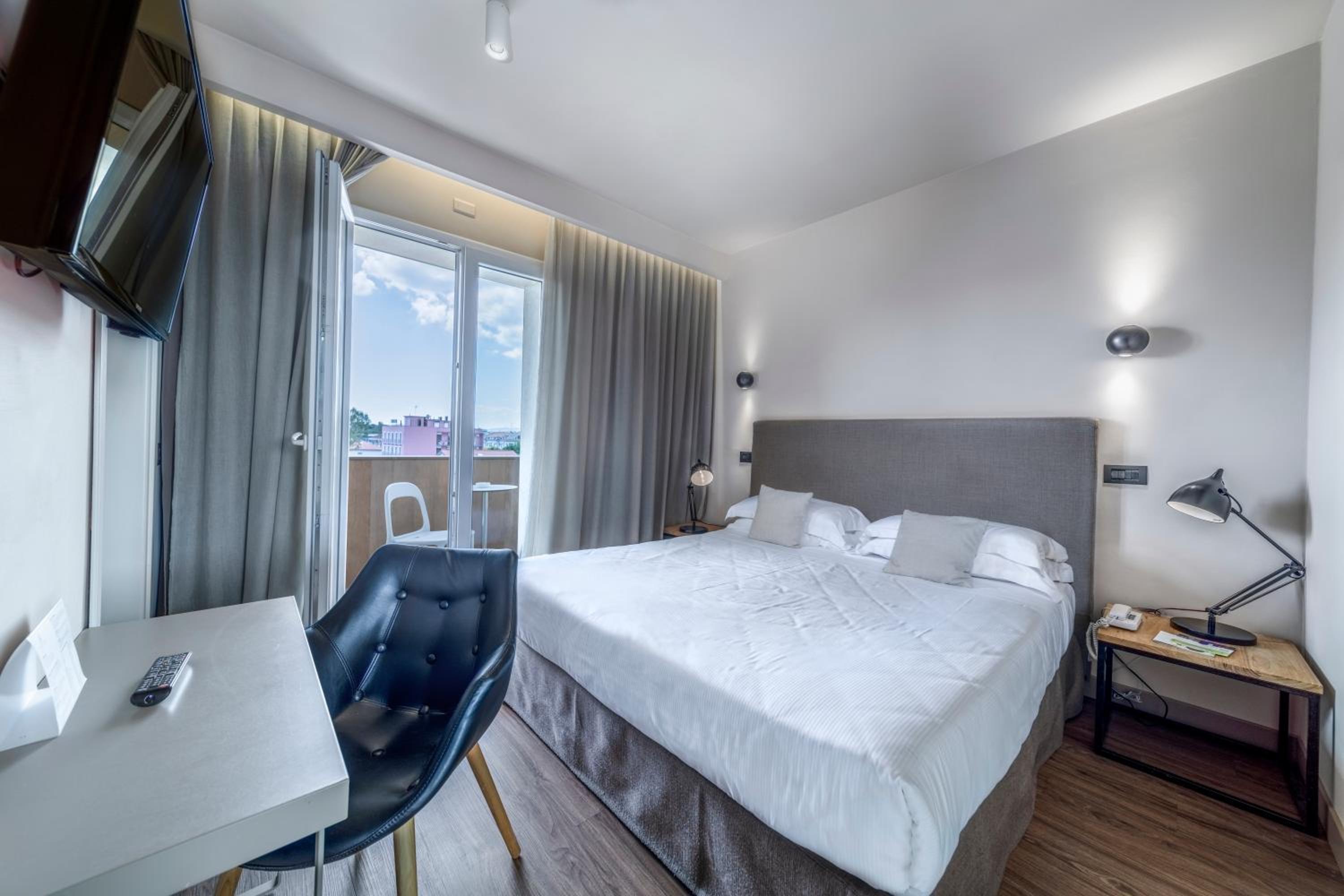 S - SUITE D - Photo 17