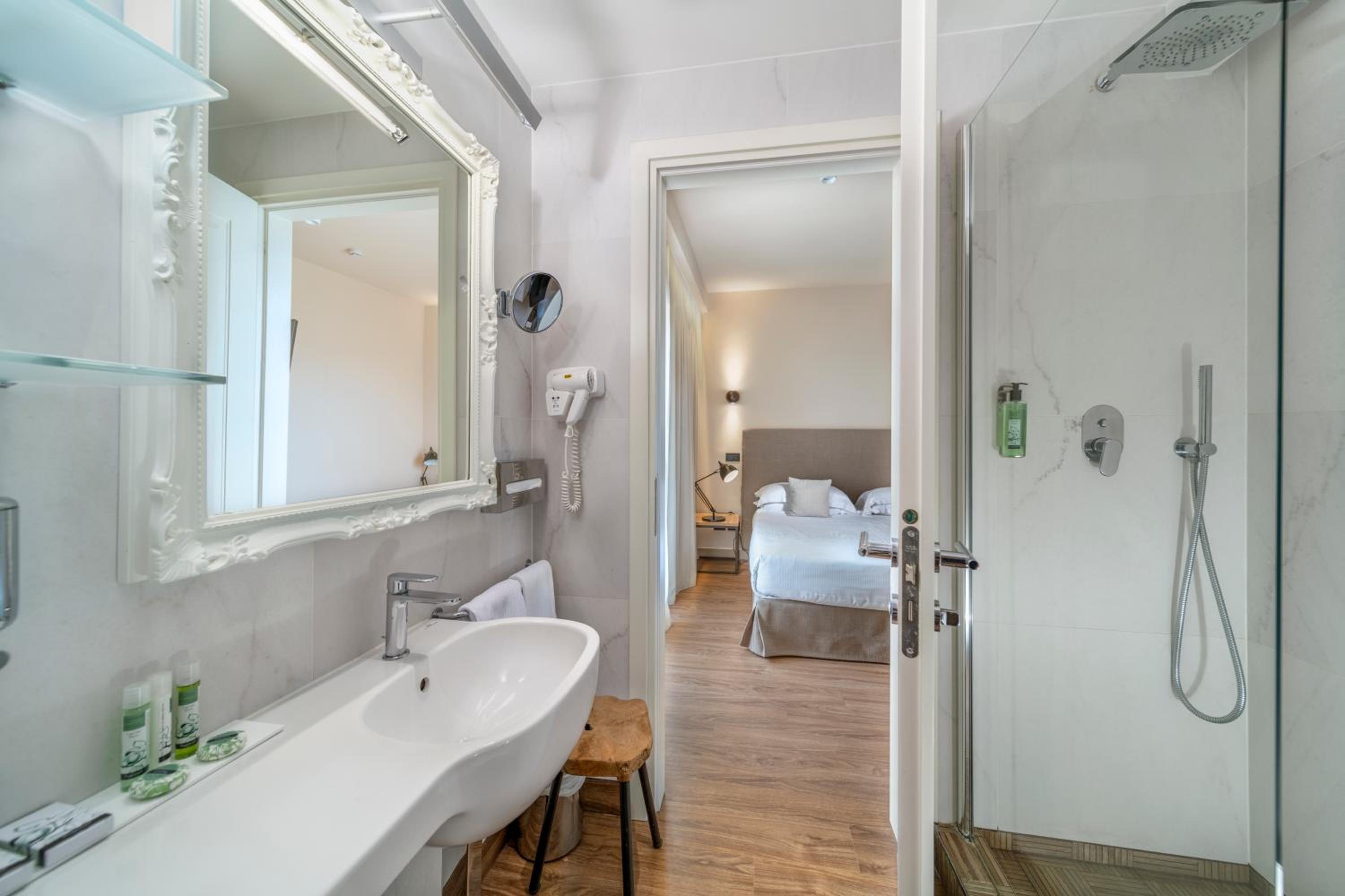 S - SUITE D - Photo 18