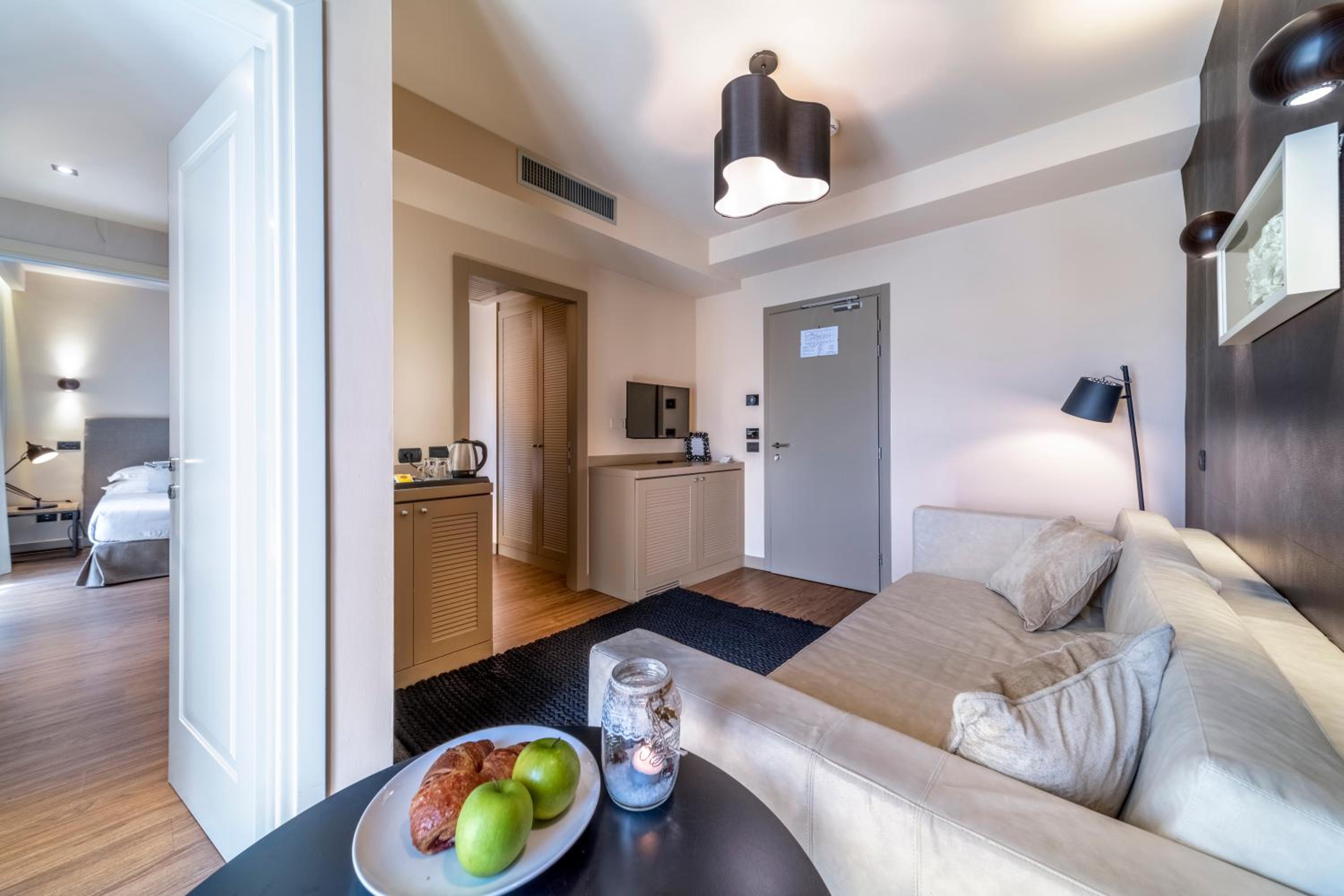 S - SUITE D - Photo 19