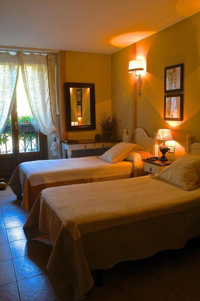 Twin Room - Photo 3