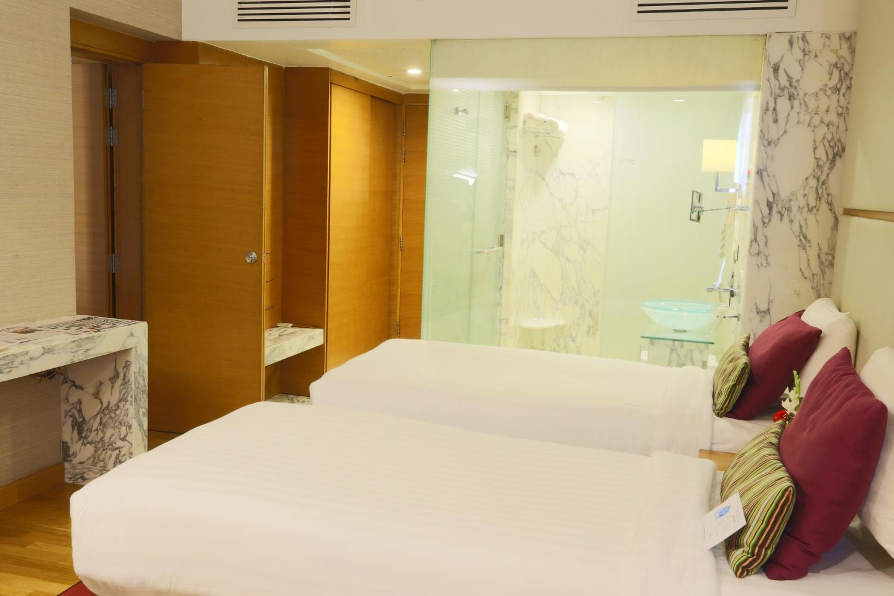 Avari World Traveler Twin Room photo 2