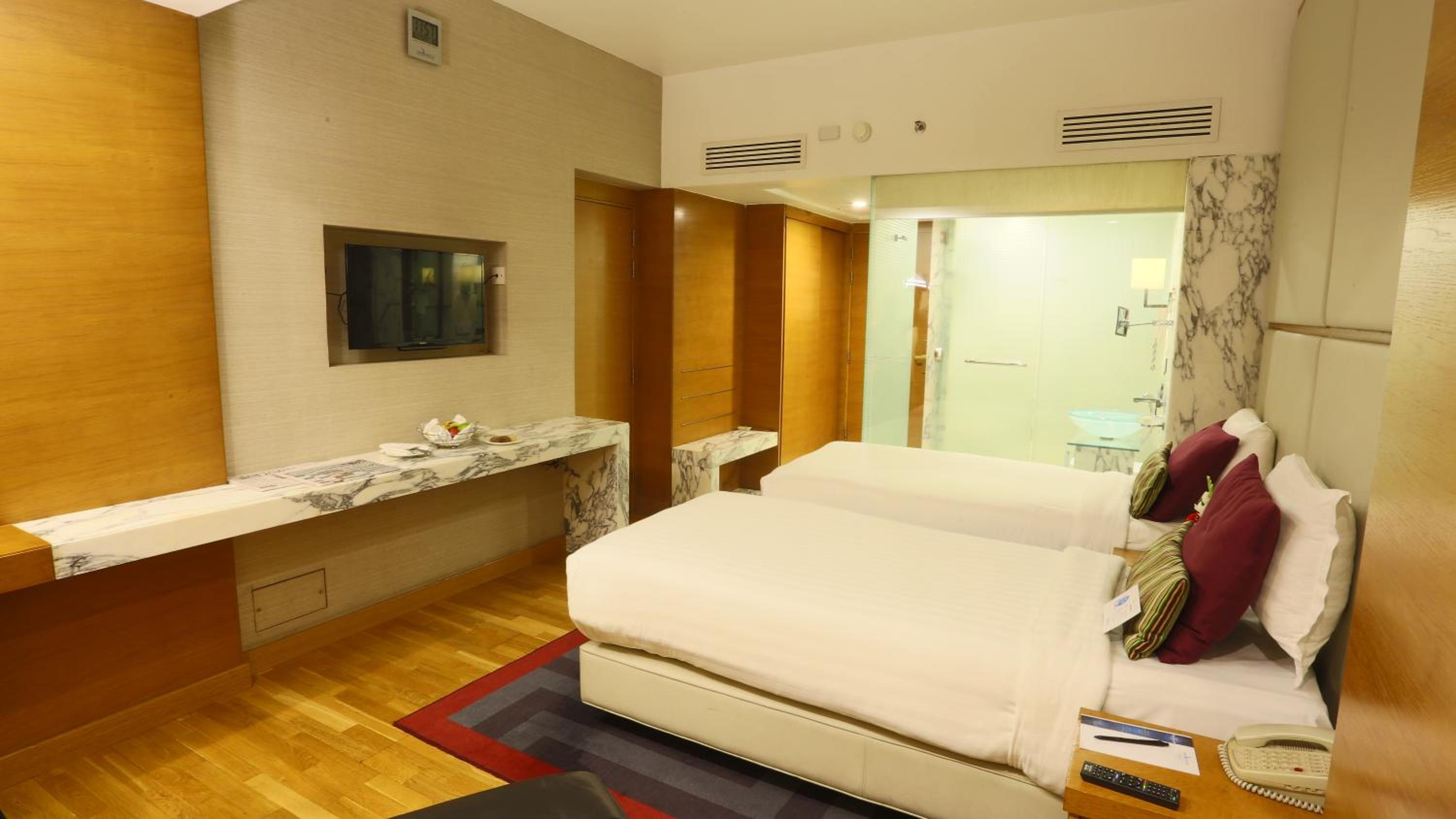 Avari World Traveler Twin Room photo 3