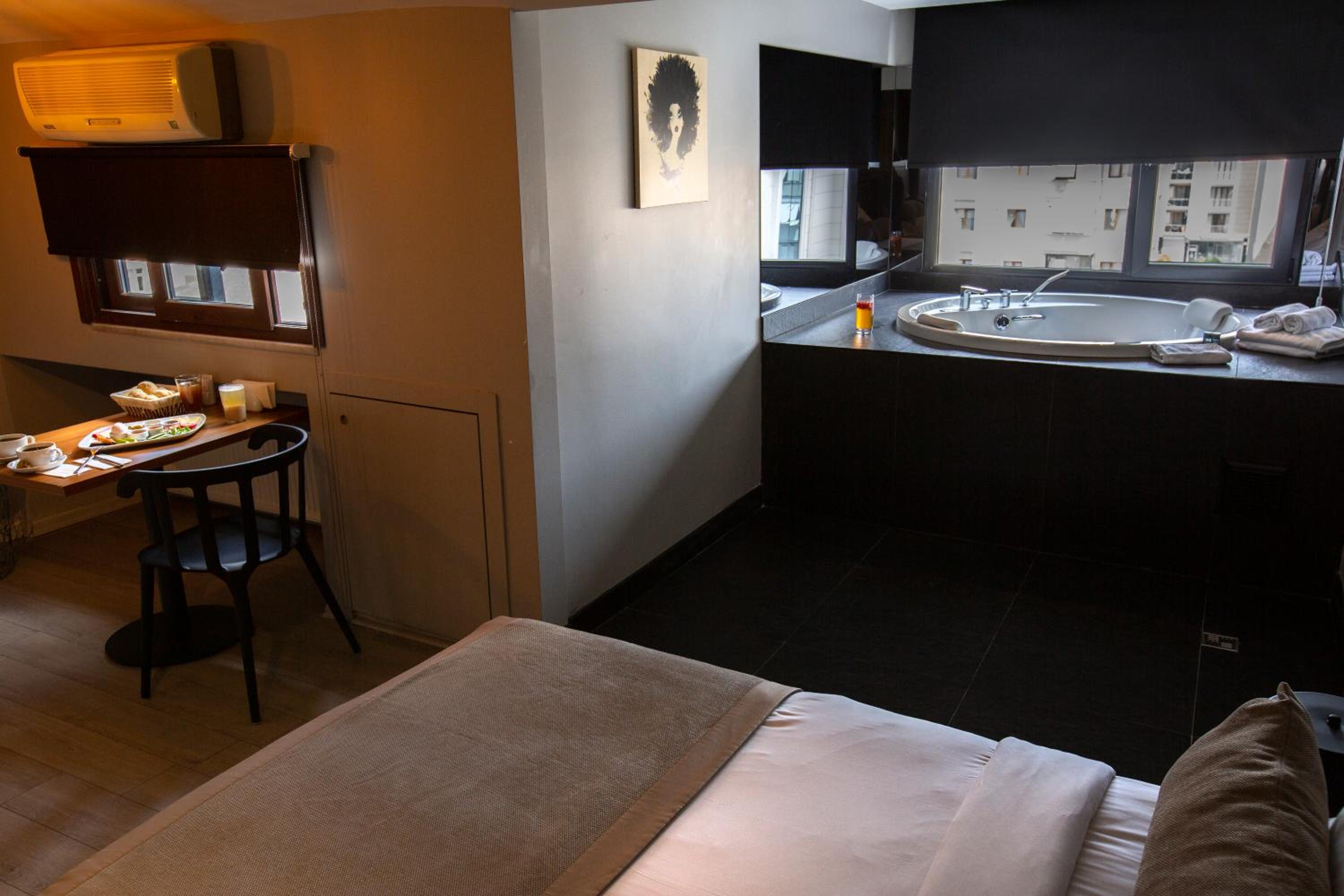 Studio with Jacuzzi photo 3
