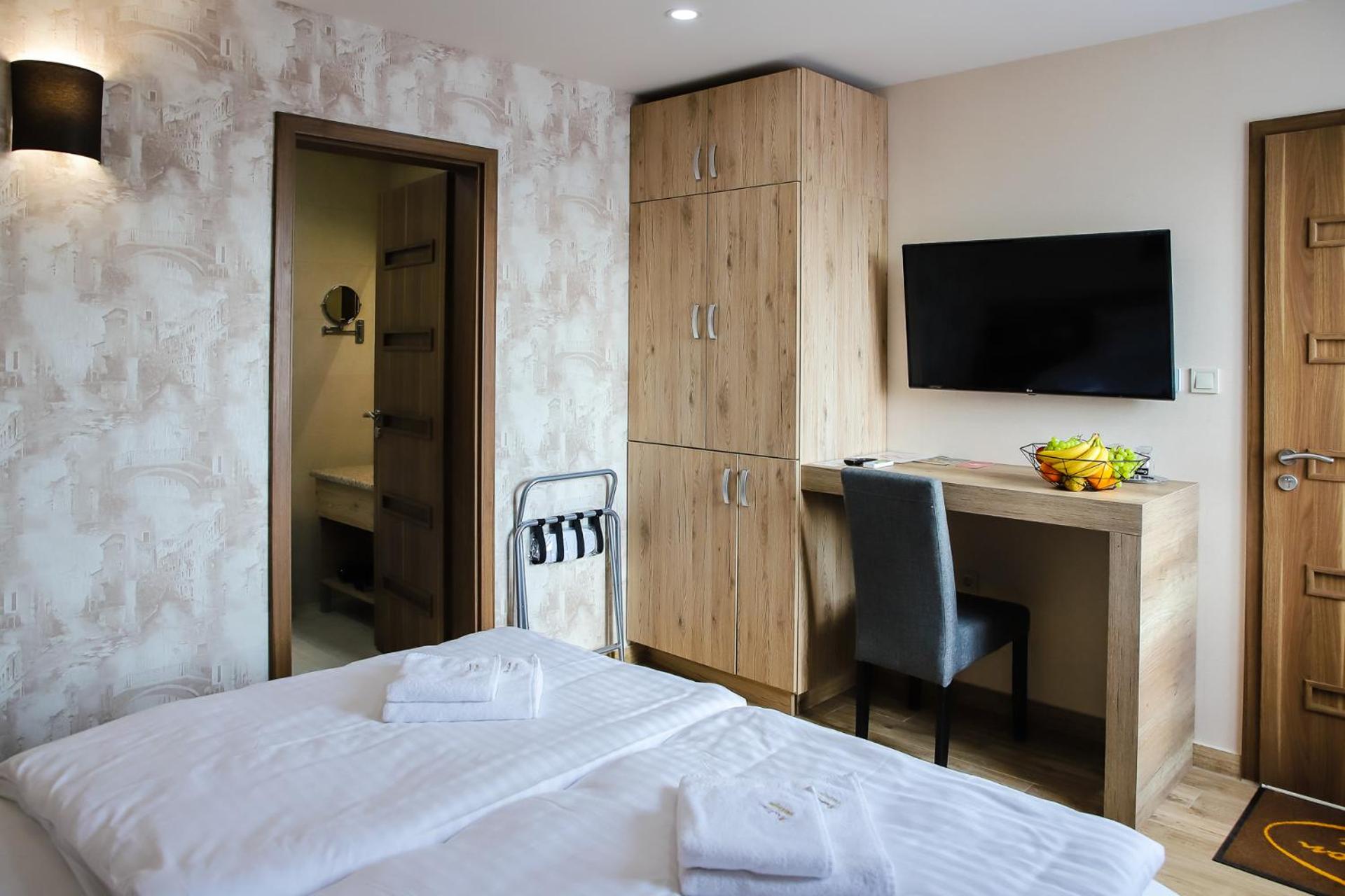 Deluxe Room - Photo 9
