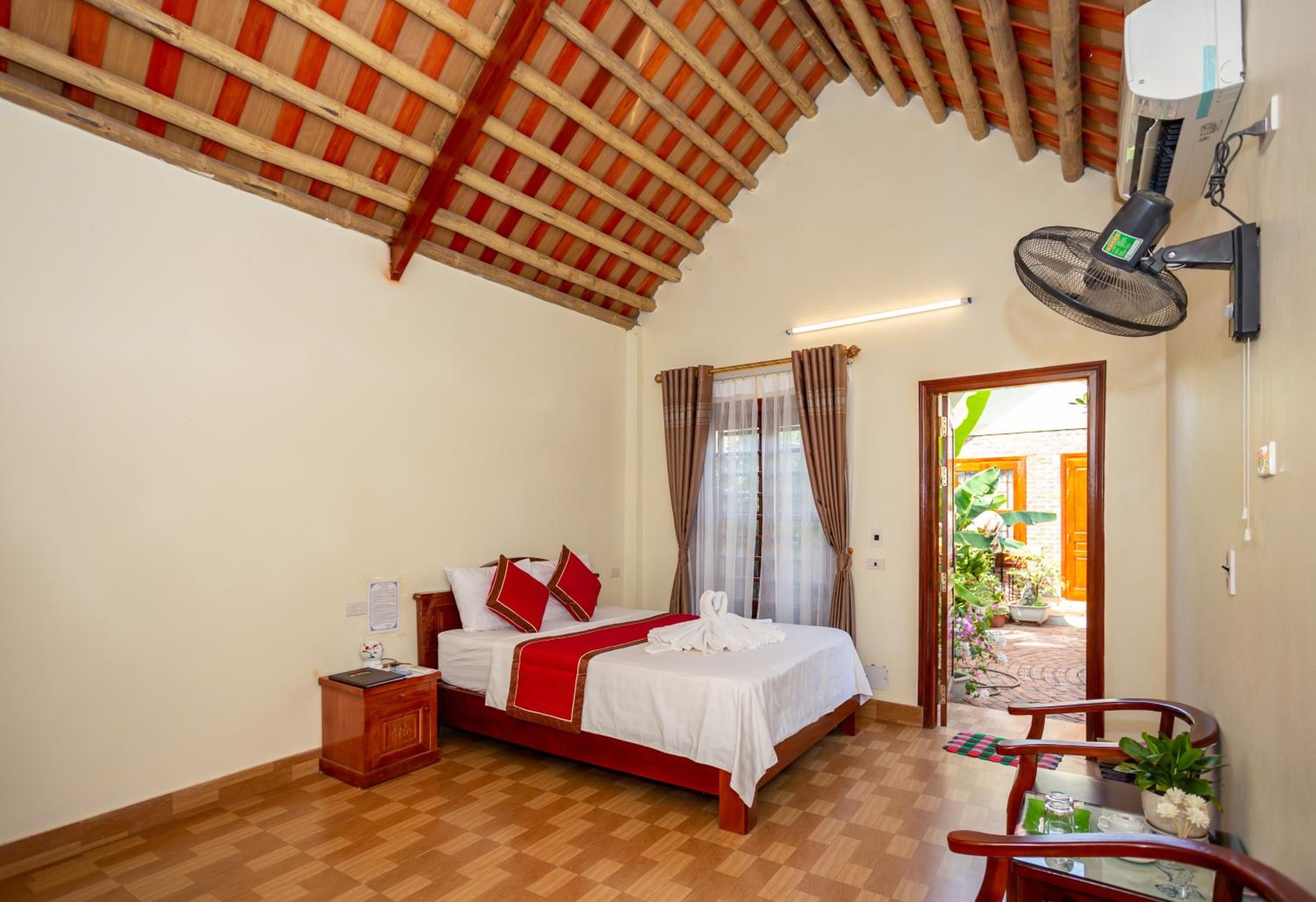 Bungalow with Garden View - Photo 4