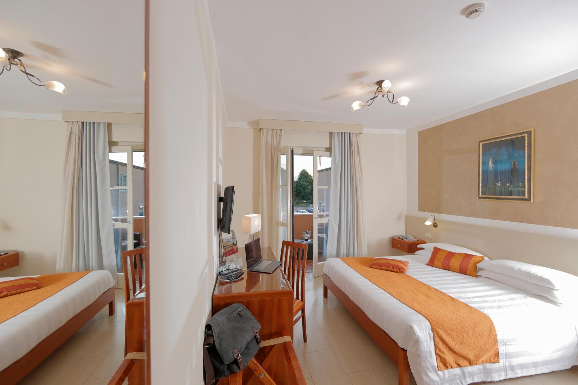 Superior Double Room with Balcony - Photo 8